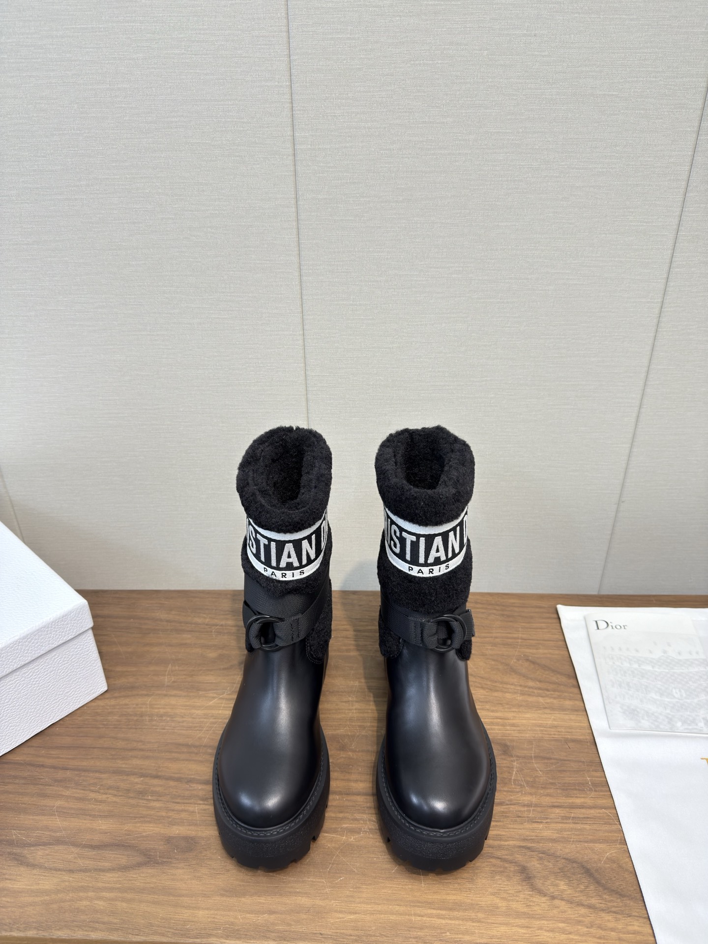 NO:630523,Top Dior 25 early spring autumn and winter new Chelsea short boots Dior CD 25 autumn and winter latest high-definition poster model electric embroidered color block letter logo round toe mid-calf women's boots Star same style low heel one-slip knight military boots original development top high-end version material upper imported calfskin splicing + water-dyed cowhide lining feet (non-market sheepskin lining) + original molded ip lightweight outsole + original molded letter buckle + latest original box packaging at the counter  Heel height: 4CM Size35-39 standard code (40.41 customization is not returnable), boots, dior, dior, boots, cowhide, sheepskin19860909顶级Dior 25 早春秋冬新款切尔西 短靴子 Dior 迪奥 CD 25秋冬最新高定海报款电绣拼色字母logo圆头中筒女靴 明星同款低跟一脚蹬骑士军靴 原版开发 顶级高端版本 材质鞋面进口小牛皮拼接+水染牛皮内里垫脚（非市面羊皮内里）+原版开模ip轻盈大底+原版开模字母扣+专柜最新原盒包装 跟高: 4CM Size35-39标准码（40.41定制不退换）,靴子,dior,dior,boots,cowhide,sheepskin,Women's Shoes