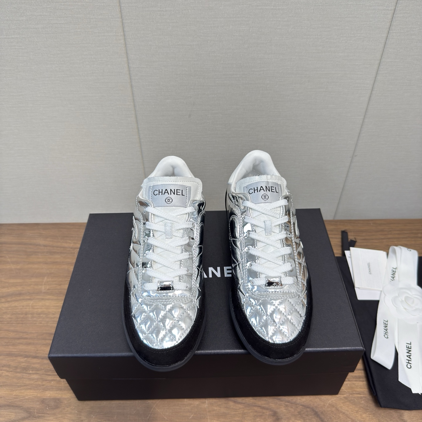 NO:630519,CHANEL 25N moral training shoes series tennis sneakers new high version original purchase and development Xiaoxiang's casual sneakers this season have maxed out Xiaohongshu INS. Various social platforms, crazy explosion!  Classic design. The upper is electro-embroidered with a variety of techniques. The outsole is fashionable and sporty. It incorporates a variety of color-blocking elements. Lightweight and versatile, so you won’t get tired. Beautiful packaging at the delivery counter. Original imported mixed-breed sheep lining. Original open-molded TPU combination outsole. Heel height 3 cm. Size: women’s size 35-39, 40.41 customized, casual shoes/sports shoes, chanel, sneakers.19860909CHANEL 25N 德训鞋 系列 网球运动鞋新款上  高版本  原版购入开发 小香这季休闲款运动鞋 刷爆小红书 INS.各种社交平台,疯狂爆发！经典设计 鞋面多种工艺电绣的风格 大底却时尚运动 不平凡的拥入了多种颜色拼色元素 轻巧百搭暴走不累 配送专柜精美包装 内里原版进口混种羊 鞋底原版开模TPU组合大底 跟高3 cm Size:女码35－39,40.41定制,休闲鞋/运动鞋,chanel,sneakers,Women's Shoes