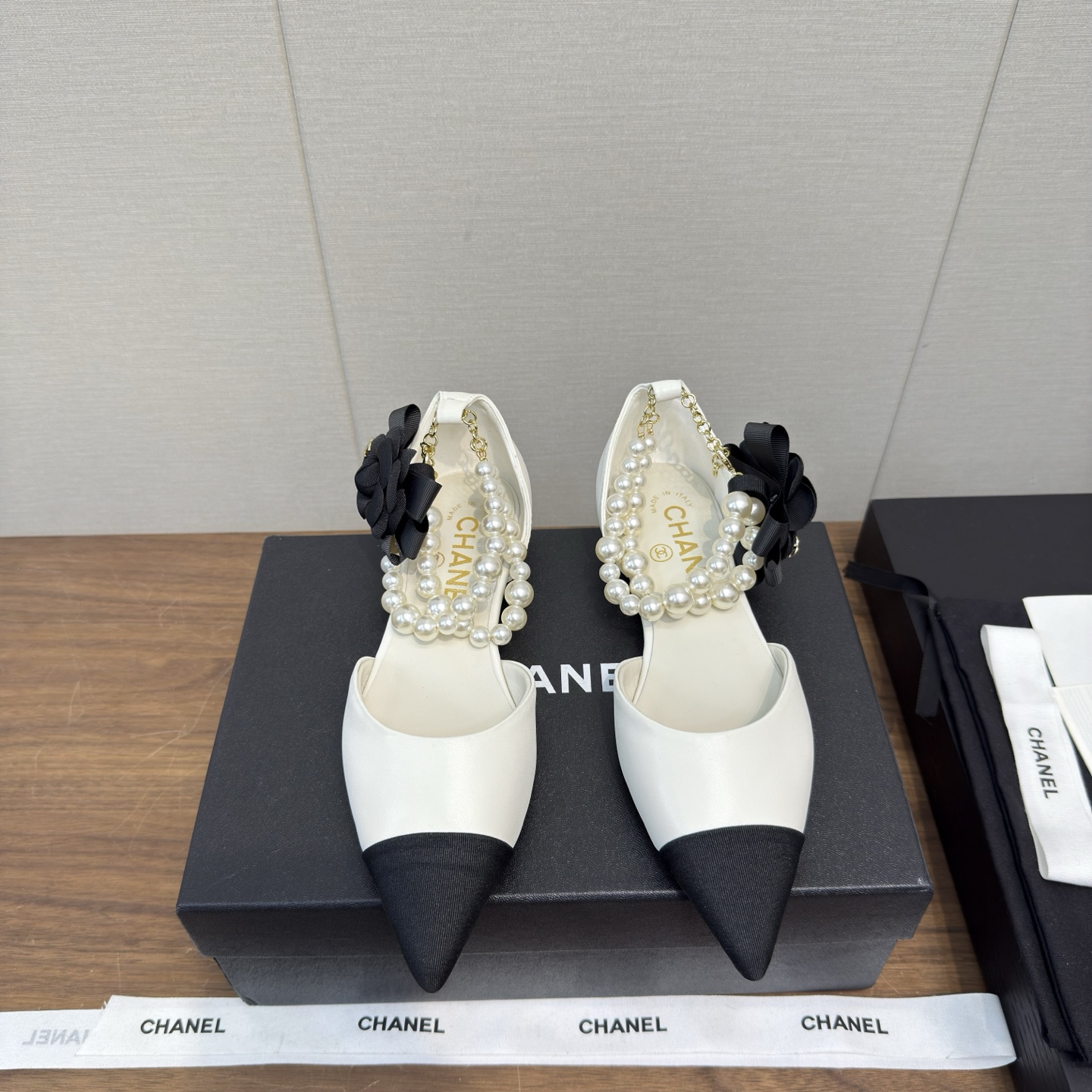 NO:630517,Chanel 25b new model Mary Jane anklet chain high-heeled shoes series - ballet slippers. The counters are crazy. The pictures are popular on all major social platforms. The catwalk models in this issue are absolutely too handsome. They are definitely the most popular styles of this season. The fairies in the counter are really good at knowing the goods. They don't get stuck or rub the feet. The texture is very soft and comfortable on the feet. Classic logo electro-embroidery, flower matching, super versatile. Fabric: imported cowhide and sheepskin.  Special cloth material. Lining: environmentally friendly imported sheepskin lining. Outsole: leather outsole. Heel height: flat bottom 1.5. Size 35-41 (40.41 customized), Mary Jane, chanel, mary jane, cowhide, sheepskin, Leather soles.19860909Chanel 25b 新款 玛丽珍 脚环链条 高跟单鞋系列——  芭蕾便鞋 专柜简直疯抢了,各大社交平台热门晒图,这期的走秀款绝对太帅了,绝对是这一季最热门的款式,专柜仙女们真的太识货了,不卡脚也不会磨脚,质感上脚是非常柔软舒服的.经典的logo电绣 花朵搭配,超级百搭 面料:进口牛皮羊皮 特制布材质 内里:环保进口羊皮内里 大底:真皮大底 跟高:平底1.5 码数35-41（ 40.41定做）,玛丽珍,chanel,mary jane,cowhide,sheepskin,Leather soles,Women's Shoes