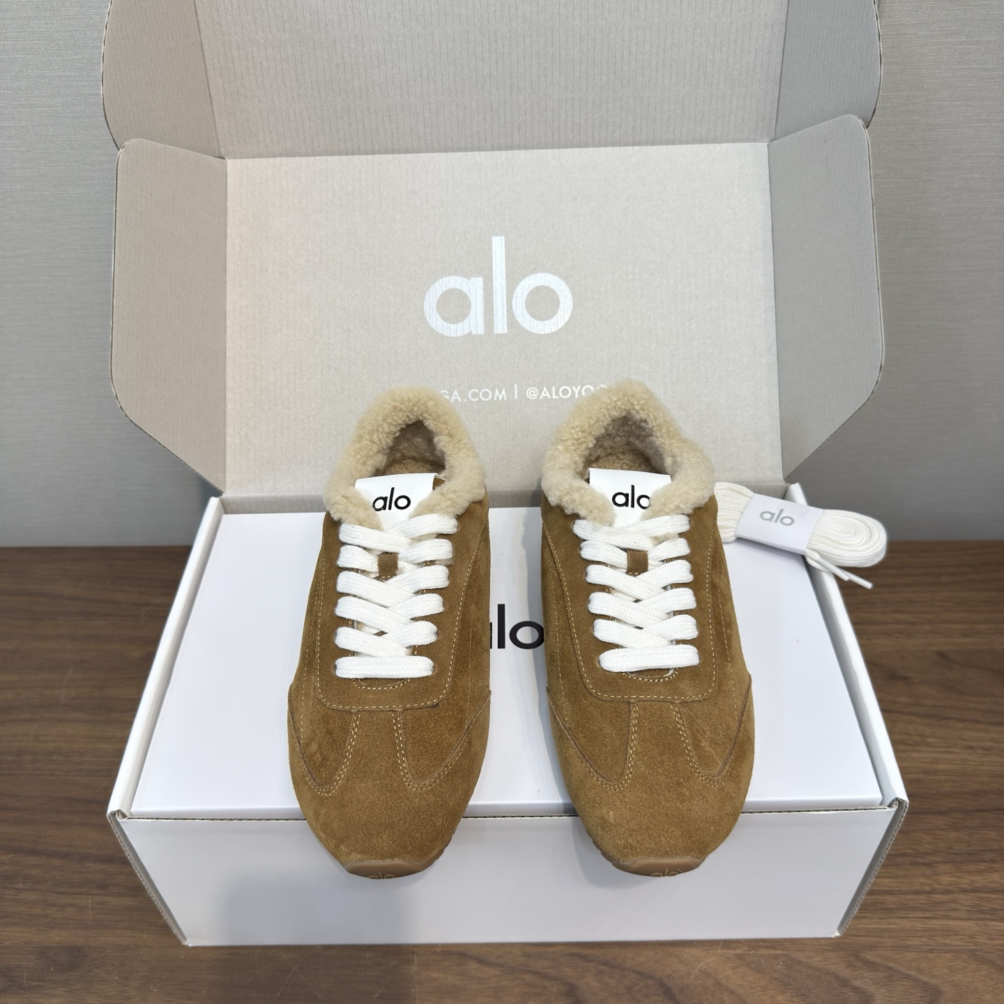 NO:630513,alo2025 spring and summer thick sole comfortable couple style casual moral training shoes wool style couple style with airplane case alo understands girls better than Nike!  Super versatile on the feet!  And super comfortable!  It’s a thick-soled model but not heavy on the feet at all!  Very light!  It looks even better with socks!  The upper feet are taller and the legs are slimmer. The fabric is original Niu Jing. Sheepskin lining. Outsole is original molded rubber outsole. Size: men and women 35-45 (customized for 45, non-refundable and non-exchangeable), casual shoes/sports shoes, sneakers, sheepskin19860909alo2025春夏厚底舒适 情侣款 休闲 德训鞋 羊毛款 情侣款 配 飞机盒 alo比耐克更懂女生！上脚超级百搭！而且超级舒适！是厚底款但是上脚一点都不沉重！ 非常轻便！套上袜套搭配更好看！上脚增高显腿细 面料原版牛京 内里羊皮 大底原版开模橡胶大底 Size男女35-45(45定制不退不换),休闲鞋/运动鞋毛毛鞋,sneakers,sheepskin,Women's Shoes