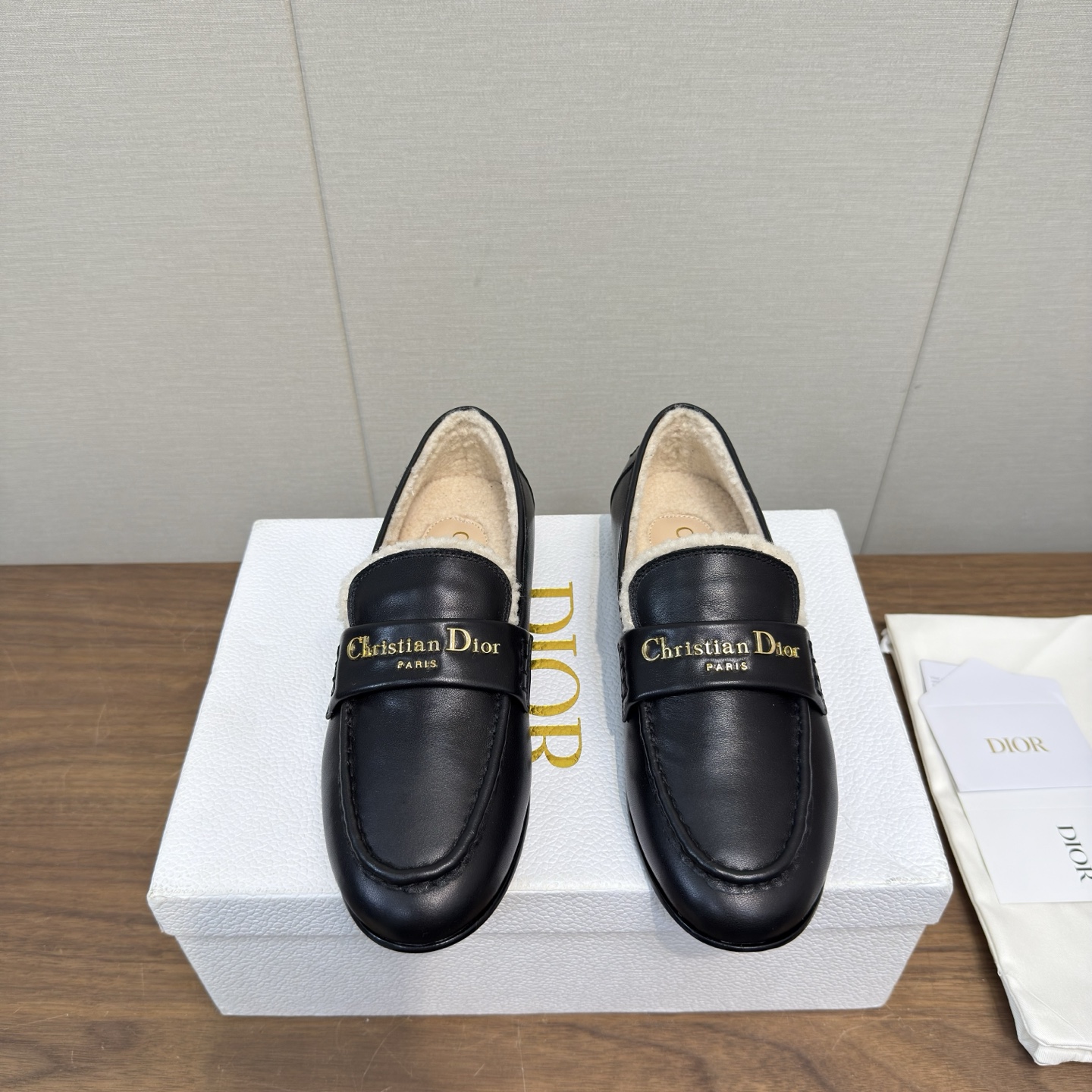 NO:630511,Dior Boy series flat, warm, plush, plush loafers. This Dior Boy loafer is a new product from the DiorAlps limited series, reinterpreting the classic design in an elegant style. The beige suede calfskin upper is paired with a white sheepskin fur integrated effect lining and an almond-shaped toe to enhance the style. The upper is embellished with a gold-finished metal Christian Dior Paris logo to enhance the style. It can be matched with various styles this season to make the elegant look more refined.  Exquisite packaging at the delivery counter Fabric: Original custom imported first-layer cowhide cowhide Lining: Imported warm wool lining Sole: Original open-molded genuine leather outsole material Size: Women's 35-41, loafers, dior, dior, loro piana, loafers, cowhide, sheepskin, Leather soles19860909Dior迪奥 Boy系列 平底 保暖 加绒 毛毛乐福鞋 这款 Dior Boy 乐福鞋是来自 DiorAlps 限定系列的新品,以高雅风格重新演绎经典设计.绳米色绒面牛皮革鞋面搭配白色羊皮革皮毛一体效果里料和杏仁形鞋头提升格调,鞋面点缀以金色饰面金属 Christian Dior Paris 标志提升格调.可与本季的各式造型搭配,令优雅的造型更加精致 配送专柜精美包装 面料 : 原版定制进口头层牛皮 牛绒 内里 : 进口保暖羊毛里 鞋底 : 原版开模真皮大底材质 Size : 女款35-41,乐福鞋毛毛鞋,dior,dior,loro piana,loafers,cowhide,sheepskin,Leather soles,Women's Shoes