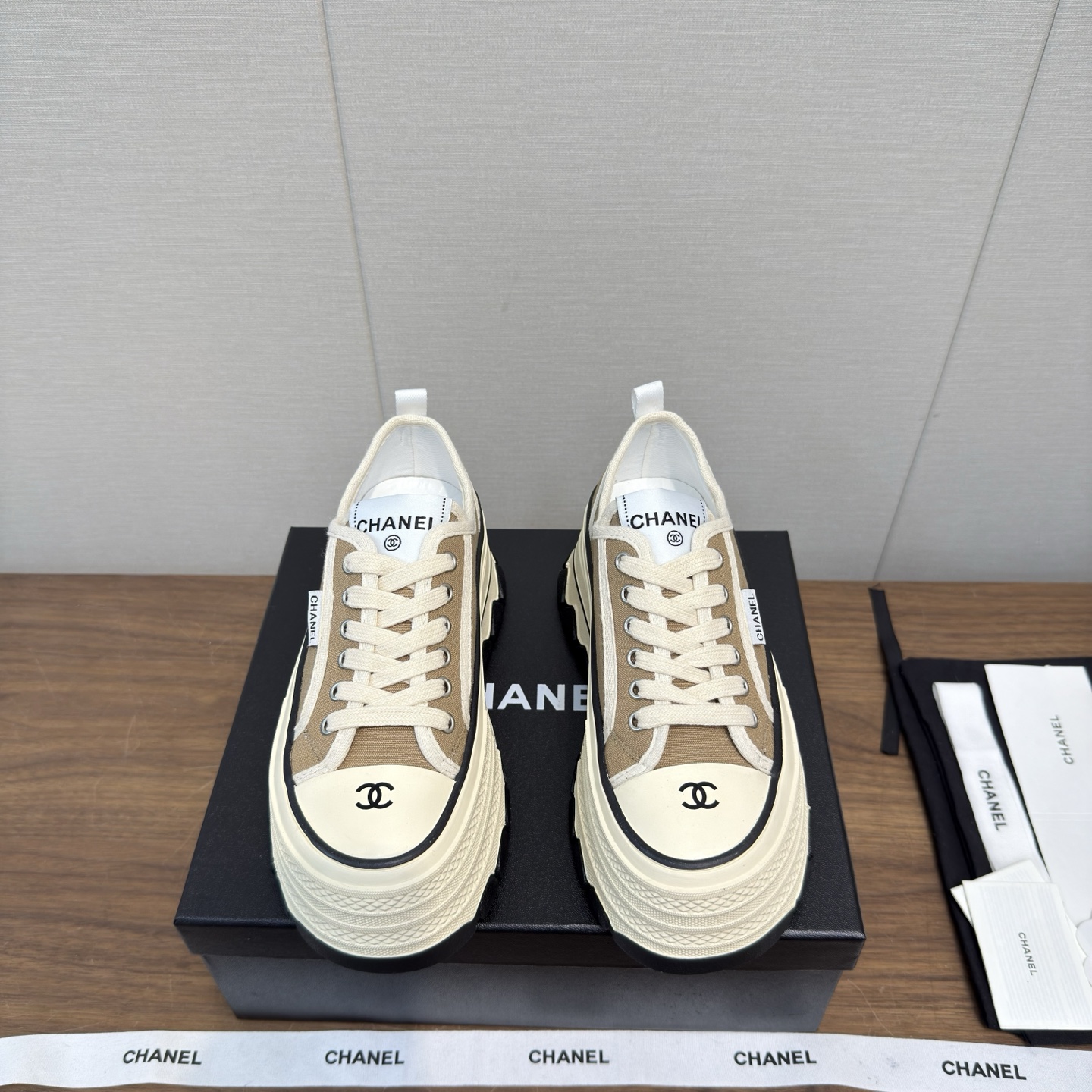 NO:630501,Chanel Chanel 25 casual shoes, large toe shoes, biscuit shoes, thick soles, heightening shoes, classic large toe, electric embroidery rhombus on the upper, instantly brightening the feeling!  Versatile for everyday wear, match with small skirts and shorts. Juejuezi, soft wrinkled calf patent leather, great texture!  The first choice for sweet girls ~ a must-have for students. Slightly large-toe shoes, very cute and dignified. Upper cowhide, size 35-41, 40.41 custom-made, casual shoes/sports shoes, chanel, chanel, sneakers, skirts, shorts, cowhide19860909Chanel香奈儿 25 休闲鞋大头鞋 饼干鞋 厚底 增高鞋 经典款大鞋头  鞋面电绣菱格 瞬间提亮的感觉！ 日常百搭 搭配小裙子小短裤 绝绝子,软皱小牛漆皮,质感超赞！甜妹首选～学生党必入 微微大头的鞋型,很是可爱又端庄 鞋面牛皮 size 35-41 ,40.41订做,休闲鞋/运动鞋,chanel,chanel,sneakers,skirts,shorts,cowhide,Women's Shoes