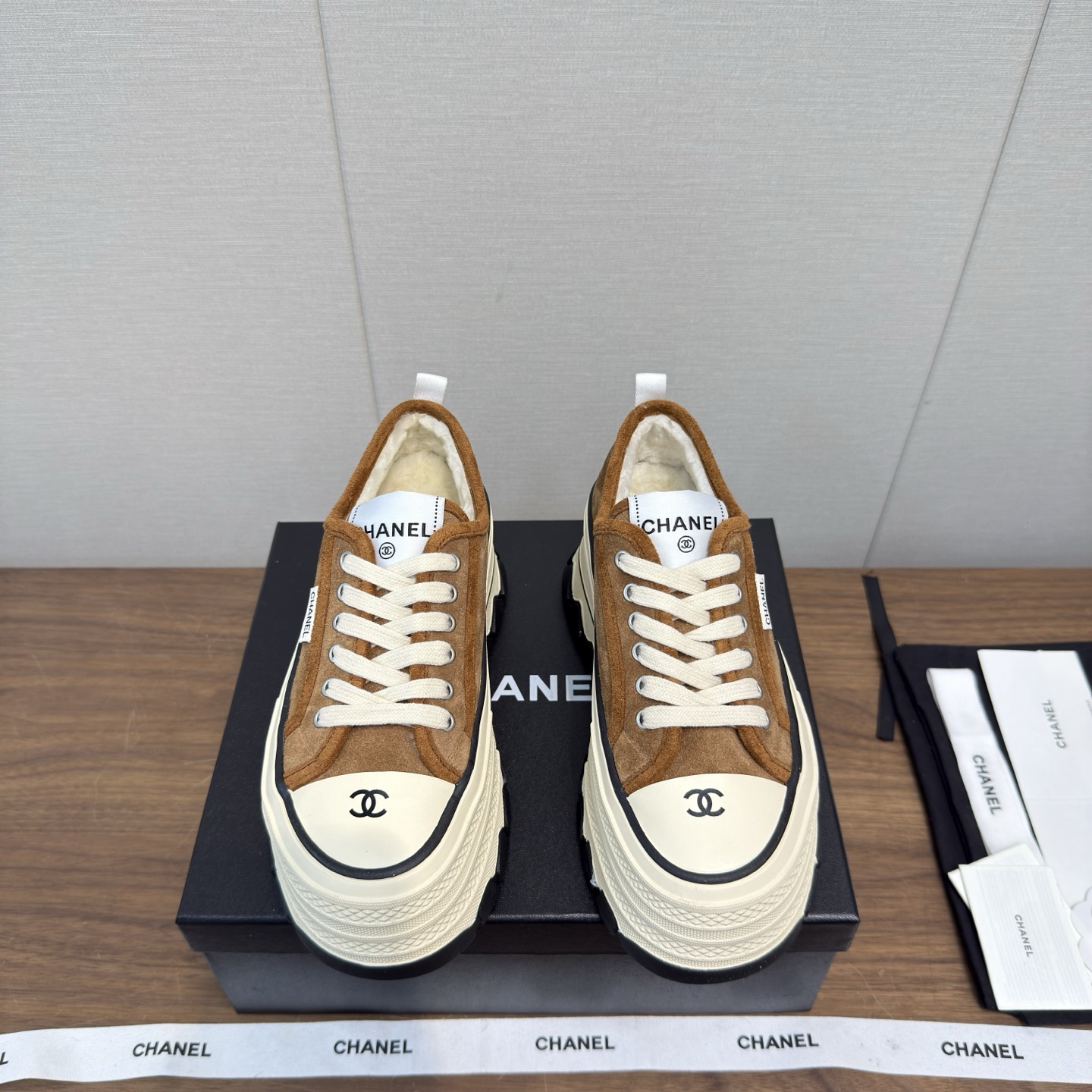 NO:630504,Chanel Chanel 25 casual shoes, large toe shoes, biscuit shoes, thick soles, heightening shoes, classic large toe, plus Mauri, electric embroidery rhombus on the upper, instantly brightening the feeling!  Versatile for everyday wear, match with small skirts and shorts. Juejuezi, soft wrinkled calf patent leather, great texture!  The first choice for sweet girls ~ a must-have for students. Slightly large-toe shoes, very cute and dignified. Upper cowhide, size 35-41, 40.41 custom-made, casual shoes/sports shoes, chanel, chanel, sneakers, skirts, shorts, cowhide19860909Chanel香奈儿 25 休闲鞋大头鞋 饼干鞋 厚底 增高鞋 经典款大鞋头  加毛里 鞋面电绣菱格 瞬间提亮的感觉！ 日常百搭 搭配小裙子小短裤 绝绝子,软皱小牛漆皮,质感超赞！甜妹首选～学生党必入 微微大头的鞋型,很是可爱又端庄 鞋面牛皮 size 35-41 ,40.41订做,休闲鞋/运动鞋,chanel,chanel,sneakers,skirts,shorts,cowhide,Women's Shoes