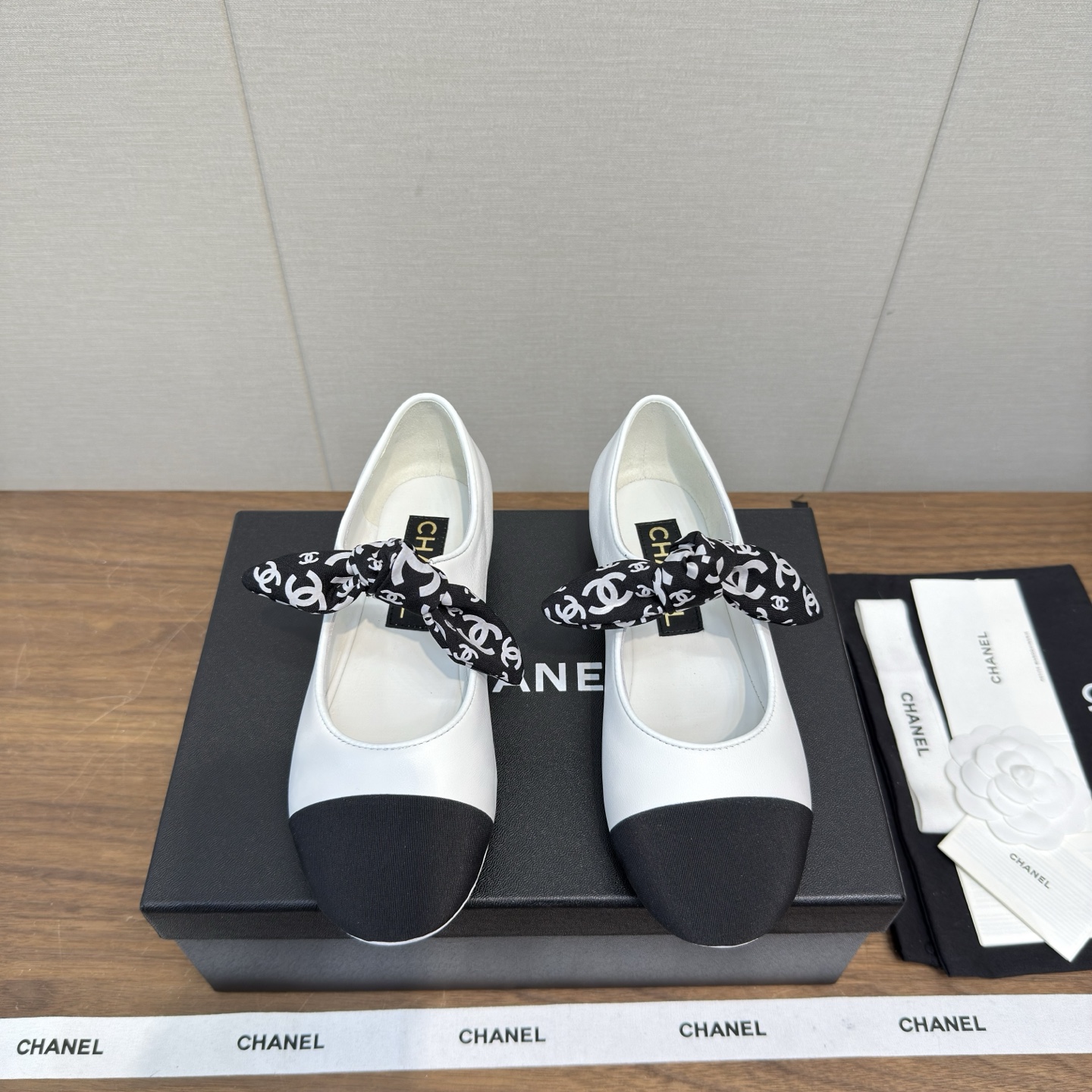 NO:630489,Chanel 26c new New Year Mary Jane bow flat shoes series - high-version ballet slippers. The counters are crazy. The pictures are popular on major social platforms. This catwalk style is absolutely too handsome. It is definitely the hottest style of this season. The fairies in the counter are really knowledgeable. They don't get stuck or rub the feet. The texture is very soft and comfortable on the feet. Classic logo electric embroidery, flower matching, super versatile. Fabric: imported cowhide and sheepskin.  Special cloth material. Lining: environmentally friendly imported sheepskin lining. Outsole: leather outsole. Heel height: 2.5cm. Size 35-41 (customized at 40.41). Mary Jane, chanel, mary jane, cowhide, sheepskin, Leather soles19860909Chanel 26c新款 新春 玛丽珍 蝴蝶结平底单鞋系列—— 高版本 芭蕾便鞋 专柜简直疯抢了,各大社交平台热门晒图,这期的走秀款绝对太帅了,绝对是这一季最热门的款式,专柜仙女们真的太识货了,不卡脚也不会磨脚,质感上脚是非常柔软舒服的.经典的logo电绣 花朵搭配,超级百搭 面料:进口牛皮羊皮 特制布材质 内里:环保进口羊皮内里 大底:真皮大底 跟高:2.5cm 码数35-41（ 40.41定做）,玛丽珍,chanel,mary jane,cowhide,sheepskin,Leather soles,Women's Shoes