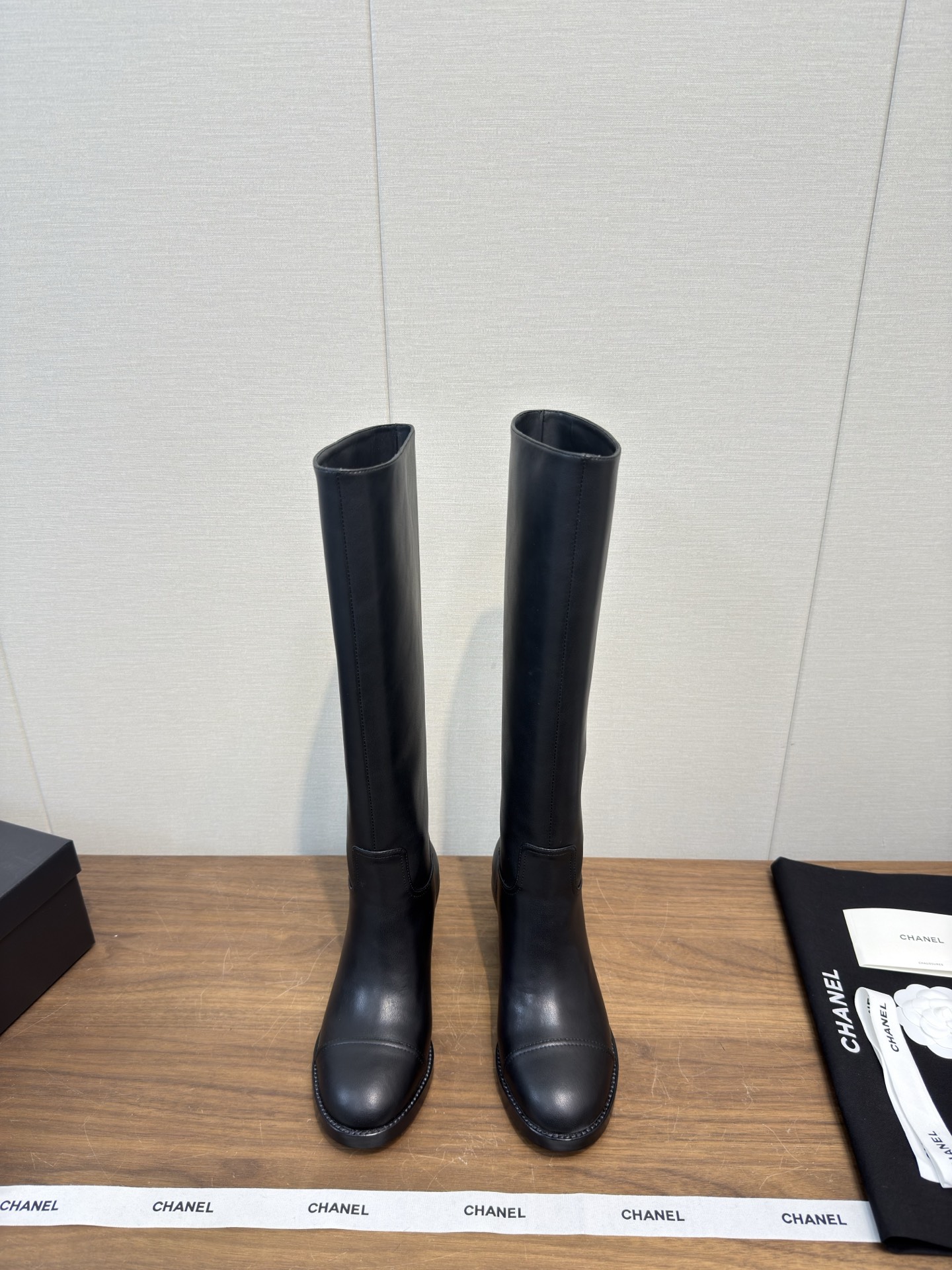 NO:630495,Chanel 25k early autumn and winter boots retro style Chelsea long boots high version When fragrant long boots meet winter, fashion and warmth bloom together. The luster of the patent leather is as deep as the night, the softness of the suede is like the warm afternoon sun, and the splicing design cleverly outlines the exquisite outline. Classic elements are integrated into every detail, and the mid-heel is the perfect balance of elegance and comfort. Whether you are strolling on the urban streets or attending an elegant party, it can make you shine in the crowd and become the focus of fashion.  Every step brings out its unique charm!  Customized original cowhide upper, sheepskin lining, original replica genuine leather outsole, heel height 7.5, size 35-39 (40.41 custom-made, non-returnable), boots, chanel, chanel, boots, cowhide, sheepskin, Leather soles19860909Chanel 25k 早秋秋冬靴复古风 切尔西长靴子  高版本 当香家长靴邂逅冬日 时尚与温暖共绽.漆皮的光泽如夜的深邃,绒面的柔和似午后暖阳,拼接设计巧妙勾勒精致轮廓. 经典元素融入每一处细节,中跟是优雅与舒适的完美平衡. 无论是漫步都市街头 还是赴一场优雅聚会,它都能让你在人群中熠熠生辉,成为时尚焦点 每一步都踏出独有的魅力！ 鞋面定制原版牛皮 内里垫脚羊皮 鞋底原版复刻真皮大底 跟高7.5 码数35-39（40.41定做不退换）,靴子,chanel,chanel,boots,cowhide,sheepskin,Leather soles,Women's Shoes