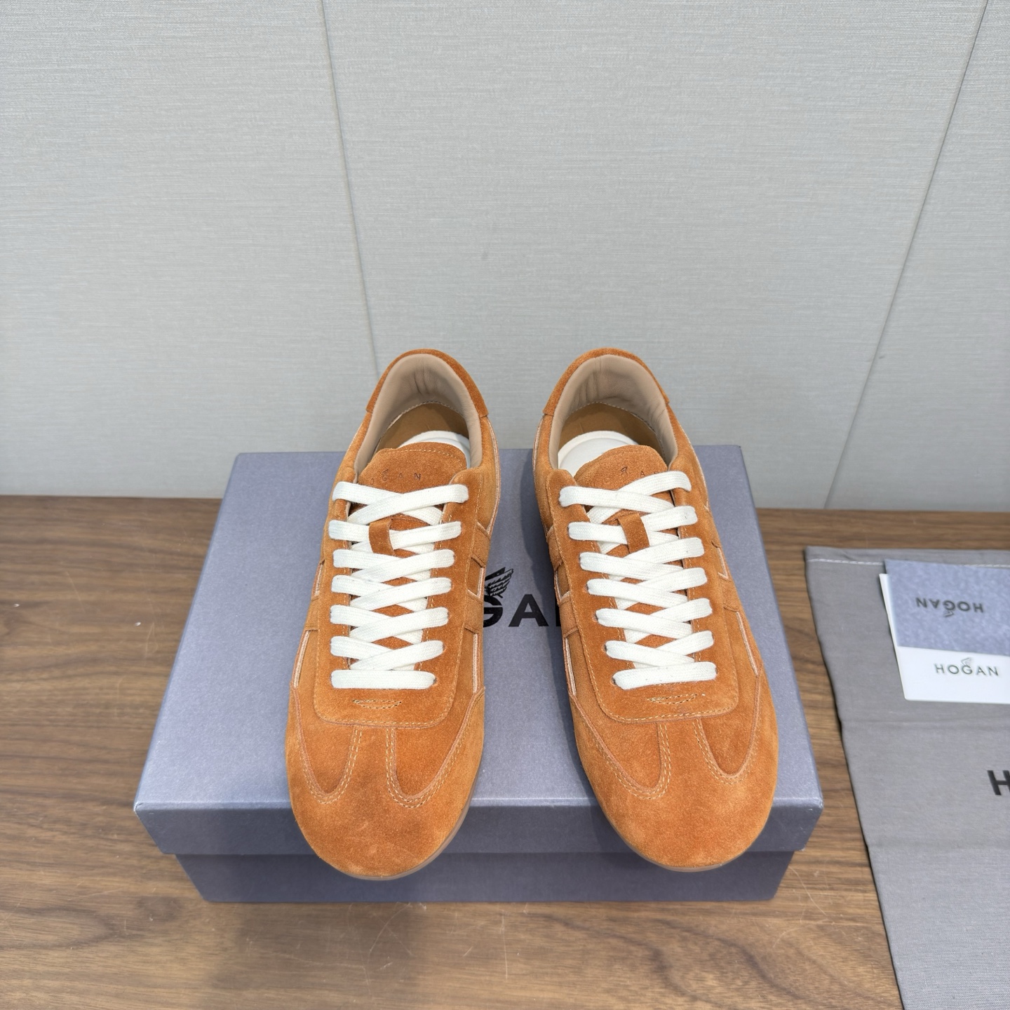 NO:630486,Hogan 2025 casual sports shoes, high-end lace-up sneakers, high version, men's 10. This model is endorsed by Wu Lei. The same model at the counter. Futuristic luxury style. New lnteractive cube series. Imported Italian flocked cow suede leather + breathable Mesh mesh + streamlined shoe body + super H letter design on the side. Textured lightweight sole. Memory foam insole. Increased anti-slip and wear-resistant IP classic outsole. Super comfortable on the foot.  A must-have for trendy men Size: 35-44, 45.46 customized, casual shoes/sports shoes, hogan, sneakers, cowhide19860909Hogan霍根2025 休闲运动鞋 高端系带板鞋 高版本 男10 这款由吴磊倾情代言 专柜同款 未来主义 奢潮款 全新lnteractive cube系列 进口意大利进口植绒牛反绒牛皮+透气Mesh网布打造+流线型鞋身+侧超H字母设计 纹理层次感轻质鞋底 记忆泡沫内底 增高防滑耐磨IP经典大底 上脚超舒适 潮男必备款 码数:35-44,45.46订制,休闲鞋/运动鞋,hogan,sneakers,cowhide,Women's Shoes