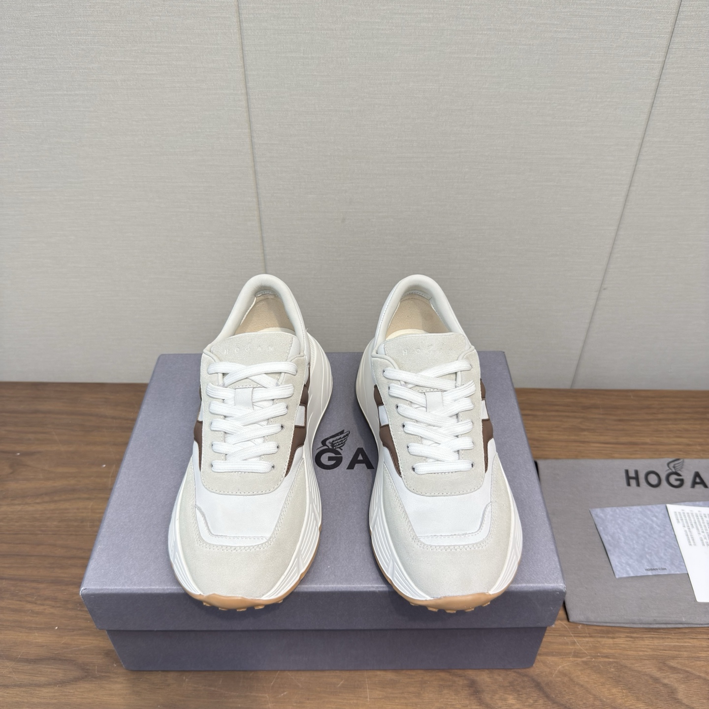 NO:630483,Hogan 2025 casual sports shoes, thick sole, high-end lace-up sneakers, high version, couple model. This model is endorsed by Wu Lei. The same style at the counter. Futuristic luxury model. New lnteractive cube series. Made from imported Italian flocked suede cowhide + breathable Mesh mesh + streamlined shoe body + super H letter design on the side. Textured lightweight sole. Memory foam insole. Increased anti-slip and wear-resistant IP classic outsole. Super comfortable on the foot.  A must-have for trendy men Size: 35-44, 45.46 customized, casual shoes/sports shoes, hogan, sneakers, cowhide19860909Hogan霍根2025 休闲运动鞋 厚底 高端系带板鞋 高版本 情侣款 这款由吴磊倾情代言 专柜同款 未来主义 奢潮款 全新lnteractive cube系列 进口意大利进口植绒牛反绒牛皮+透气Mesh网布打造+流线型鞋身+侧超H字母设计 纹理层次感轻质鞋底 记忆泡沫内底 增高防滑耐磨IP经典大底 上脚超舒适 潮男必备款 码数:35-44,45.46订制,休闲鞋/运动鞋,hogan,sneakers,cowhide,Women's Shoes