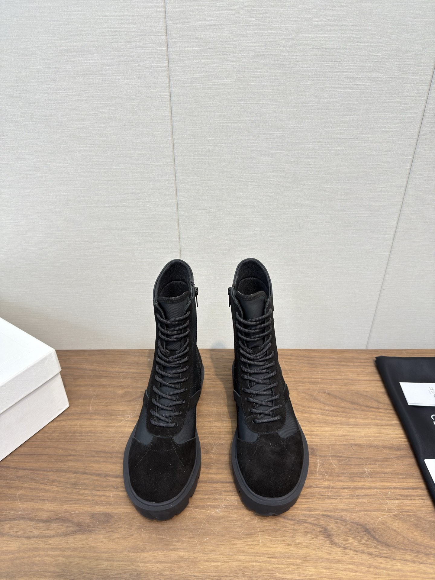 NO:630480,[CELINE · Celine] Celine's 25 styles of lace-up Martin boots, autumn and winter series, high version. Autumn and winter series short boots with glossy cowhide Martin boots, rounded toe, LOGO branding on the back, adjustable laces, Arc de Triomphe logo on the outside of the shoe shaft, exclusive development of wear-resistant velvet leather welt multi-layer combination outsole, sole thickness 4.5CM,  Size 35-40, 40.41 custom-made, boots, celine, celine, boots, cowhide19860909【CELINE·思琳】赛琳25款 绑带马丁靴 秋冬款系列 高版本  秋冬系列短靴配亮泽牛皮马丁靴,圆润造型鞋头,后帮饰LOGO烙印,可调节系带,鞋筒外侧配以凯旋门标志,独家开发耐磨绒真皮沿条多层组合大底, 底厚4.5CM, 码数35-40,40.41订做,靴子,celine,celine,boots,cowhide,Women's Shoes