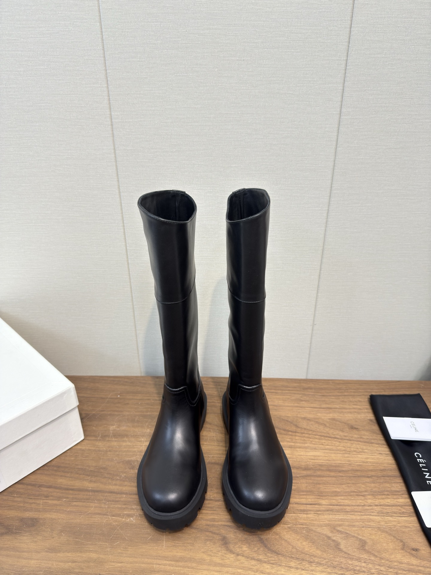 NO:630477,[CELINE · Celine] Celine 2025 autumn and winter style knight boots BUMARGARET high boots series short boots series color block cross buckle boots elastic band canvas short boots with glossy cowhide Martin boots, rounded toe box, LOGO screen printing on the back, long shoe tube with Arc de Triomphe logo on the outside, exclusively developed rubber outsole, sole thickness 3CM,  Size 35-41, 40.41 customized, boots, celine, celine, boots, cowhide19860909【CELINE·思琳】赛琳2025秋冬款 骑士靴  BUMARGARET高筒靴系列 短靴系列拼色一脚蹬交叉搭扣长靴松紧带帆布短靴配亮泽牛皮马丁靴,圆润造型鞋头,后帮饰LOGO丝印,长筒鞋筒外侧配以凯旋门标志,独家开发橡胶大底, 底厚3CM, 码数35-41,40.41订制,靴子,celine,celine,boots,cowhide,Women's Shoes