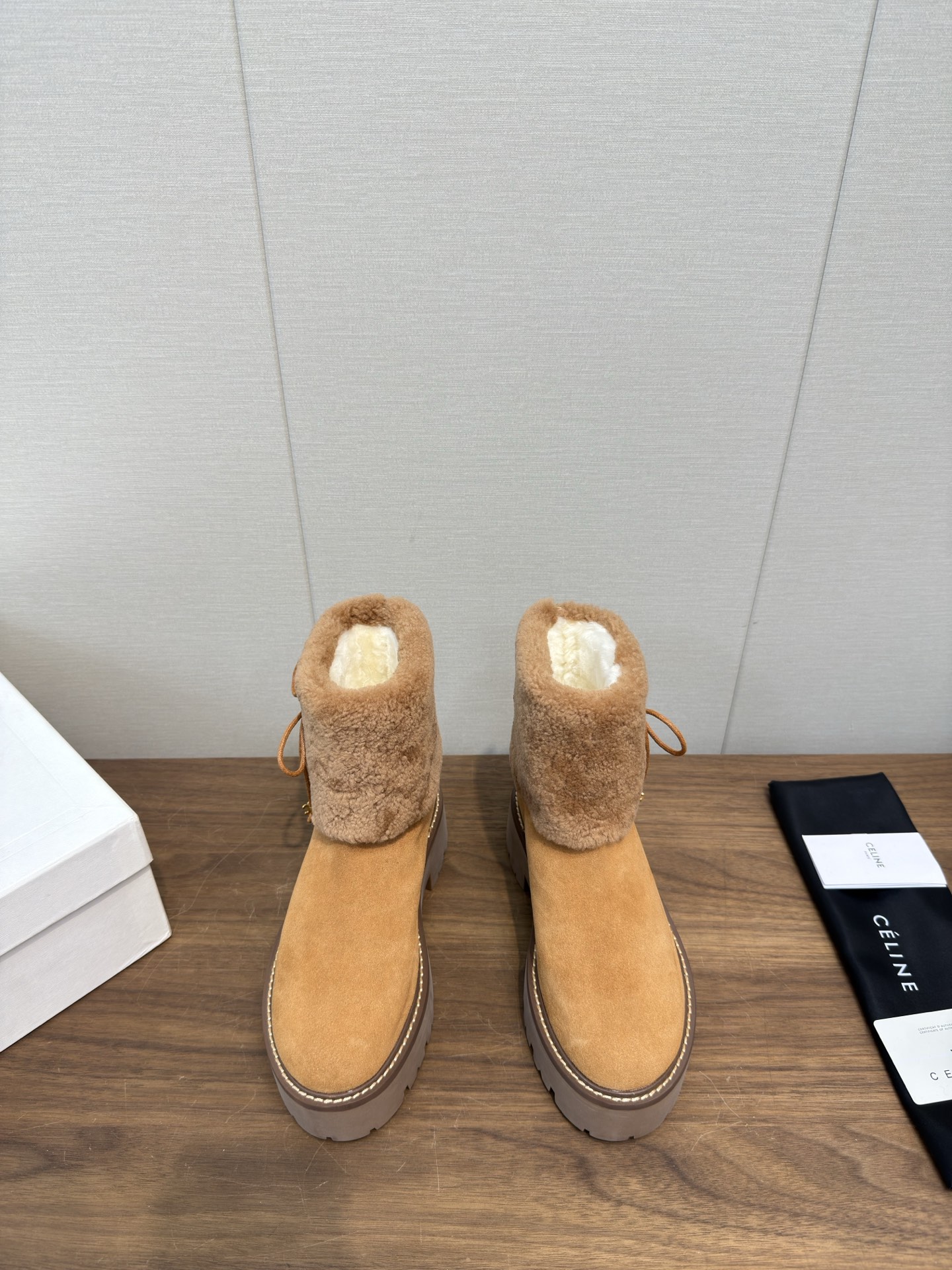 NO:630503,CELINE·Celine's latest Martin boots cotton boots, thick soles, snow boots series, top version, warm wool lining, original fur integrated nubuck leather Yangjing 3D logo-2 on the heel, original customized wool perfectly matches the color of the counter, original private model imported material multi-layer combination rubber outsole, increased series, essential for warmth in autumn and winter, sole thickness 5.5cm, code number 35-41, 40.41 customization, snow boots, celine, celine, boots, sheep19860909CELINE·赛琳最新 马丁靴棉靴 厚底 雪地靴系列 顶级版本 保暖羊毛里 后跟原版皮毛一体磨砂皮羊京3D立体logo-2,原版定制羊毛完美契合专柜颜色,原版私模进口材质多层组合橡胶大底 增高系列 秋冬保暖必备 底厚5.5cm 码数35-41,40.41订制,雪地靴,celine,celine,boots,sheep,Women's Shoes