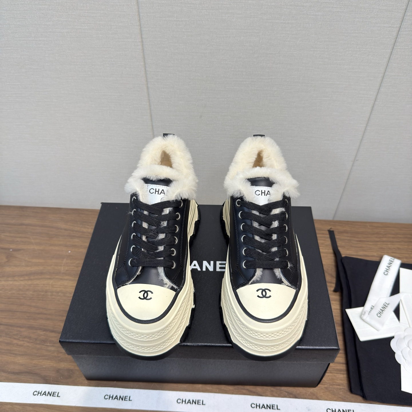 NO:630500,Chanel Chanel 25 casual shoes, large toe shoes, biscuit shoes, thick soles, heightening shoes, classic large toe, plus Mauri, electric embroidery rhombus on the upper, instantly brightening the feeling!  Versatile for everyday wear, match with small skirts and shorts. Juejuezi, soft wrinkled calf patent leather, great texture!  The first choice for sweet girls ~ a must-have for students. Slightly large-toe shoes, very cute and dignified. Upper cowhide, size 35-41, 40.41 custom-made, casual shoes/sports shoes, chanel, chanel, sneakers, skirts, shorts, cowhide19860909Chanel香奈儿 25 休闲鞋大头鞋 饼干鞋 厚底 增高鞋 经典款大鞋头  加毛里 鞋面电绣菱格 瞬间提亮的感觉！ 日常百搭 搭配小裙子小短裤 绝绝子,软皱小牛漆皮,质感超赞！甜妹首选～学生党必入 微微大头的鞋型,很是可爱又端庄 鞋面牛皮 size 35-41 ,40.41订做,休闲鞋/运动鞋,chanel,chanel,sneakers,skirts,shorts,cowhide,Women's Shoes