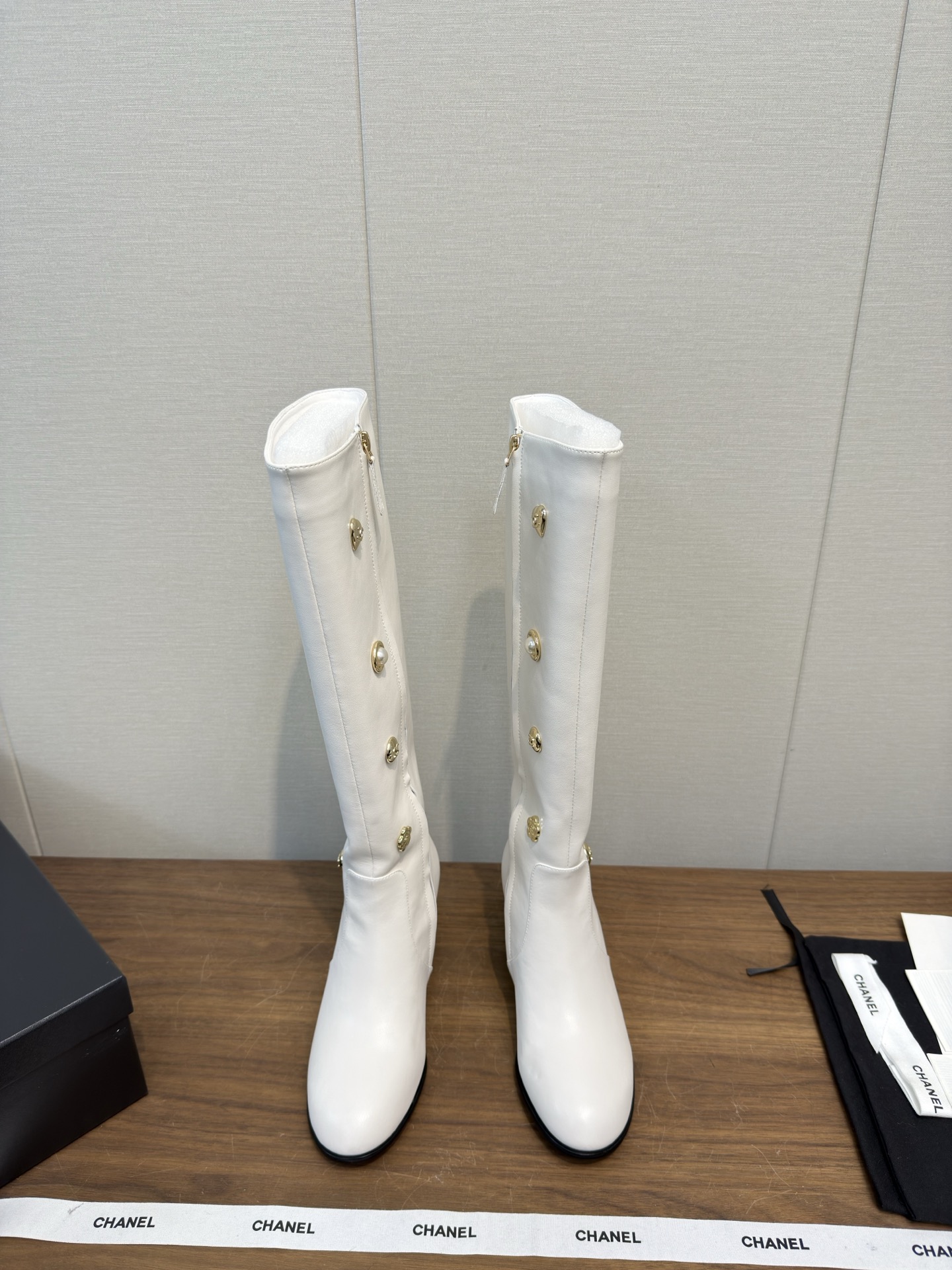 NO:630497,Top version Chane1 '25k Autumn and Winter Chelsea 15-inch Autumn and Winter Boots' High version Xiaoxiang chanel high quality counter level - chanelaa Xiaoxiang new double C stovepipe boots top purchasing level rare items new ━━━━━ t ━━━━━  Upper imported from Italy, original calf cow, customized with small fragrance logo, Chanel's unique hardware elements, imported comfortable and soft sheepskin lining, foot pads imported from Italy, paired version genuine leather thickened outsole, code number: 35-39, 40 41 customized, boots, chanel, chanel, boots, sheepskin19860909顶级版本 Chane1“25k 秋冬 切尔西 15寸秋冬靴”  高版本  小香chanel 高品质专柜级- chanelaa 小香新款双C瘦腿靴 顶级代购级别稀品上新 ━━━━━ t ━━━━━ 鞋面意大利进口小牛牛原版定制小香Logo香奈儿独有的五金元素进口舒适柔软羊皮内里垫脚意大利进口对版本真皮加厚大底 码数:35-39,40 41定制,靴子,chanel,chanel,boots,sheepskin,Women's Shoes