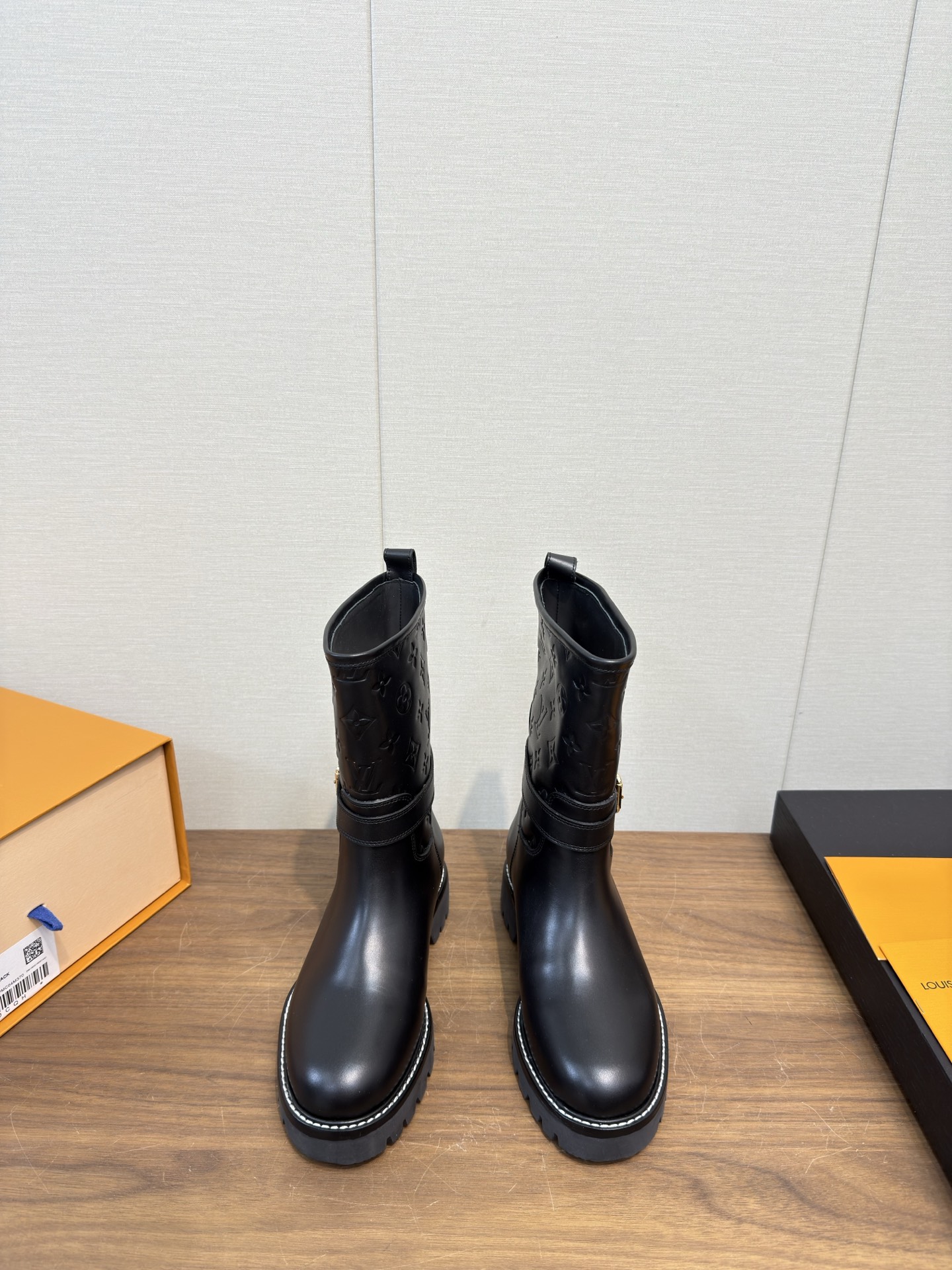 NO:630490,Lv donkey brand 25 new autumn and winter catwalk short boots series_ Top version The same style as Internet celebrity stars, hotly recommended by Xiaohongshu. Fashionable autumn and winter short boots with original details, super authentic style, super good-looking, super atmospheric on the feet, with its own temperament, upper cowhide complex craft stitching, classic embossed craftsmanship full logo, fashionable and sporty style, great comfort... Fabric: imported calfskin lining: cowhide lining Outsole: original molded anti-slip logo outsole  Bottom thickness: about 5cm Size: 35-39 (40.41 customization is not returnable), boots, louis vuitton, louis vuitton, boots, cowhide19860909Lv 驴牌 25 秋冬季新款 走秀短靴 系列_ 顶级版本 网红明星同款,小红书热推.时髦秋冬短靴 原版细节,超正版型,超级好看,上脚超大气,自带气质,鞋面牛皮复杂工艺拼接,经典压纹工艺全logo,时尚运动风,舒适度特别棒… 面料:进口小牛皮 内里:牛皮里 大底:原版开模防滑底 logo 大底 底厚:约 5cm 码数:35-39（40.41定制不退换）,靴子,louis vuitton,louis vuitton,boots,cowhide,Women's Shoes