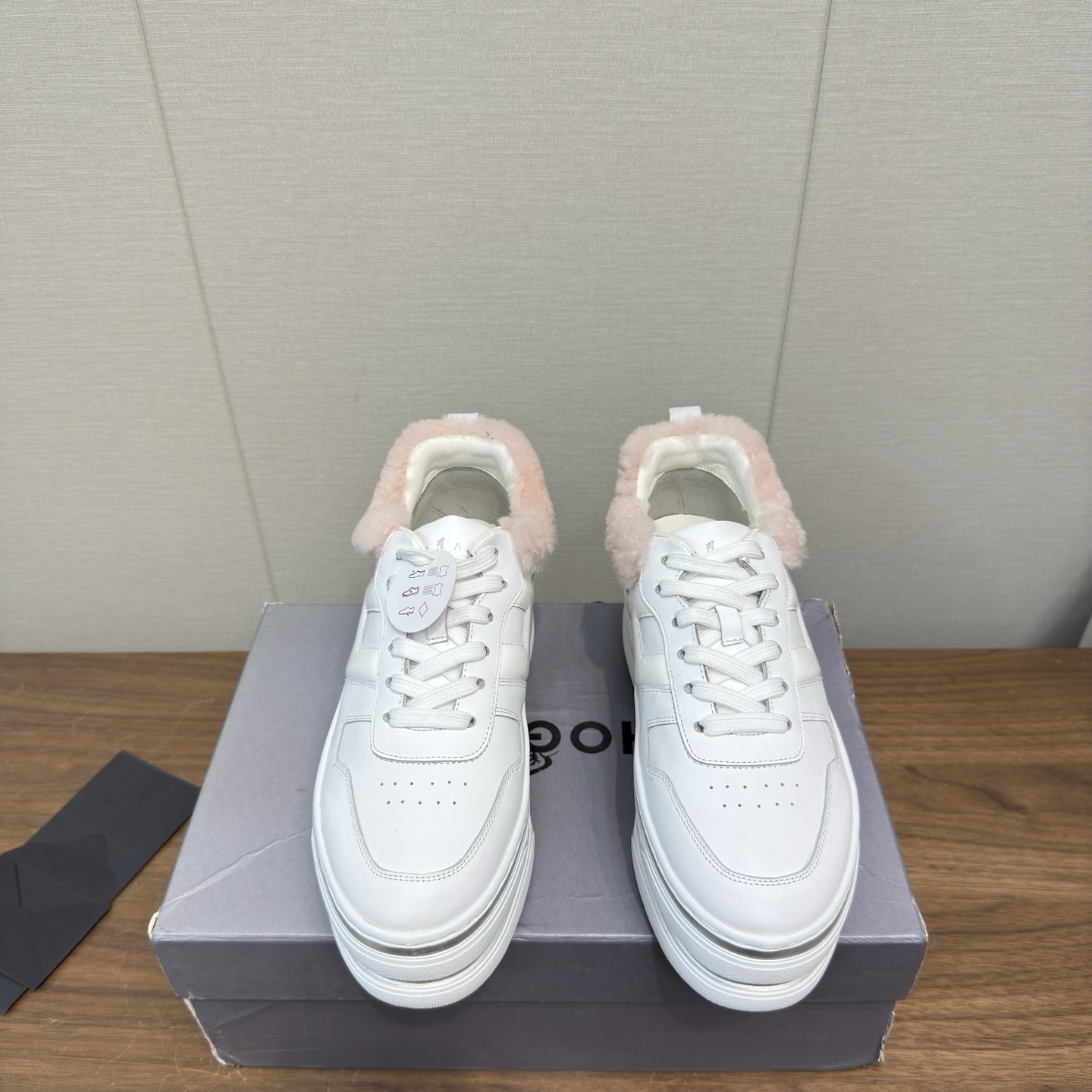 NO:630491,Hogan 2025 casual sports shoes, thick soles, high-end lace-up sneakers, high version. This model is endorsed by Wu Lei. The same model in the counter. Futuristic luxury style. New lnteractive cube series. Imported flocked cow suede leather from Italy + breathable mesh fabric + streamlined shoe body + super H letter design on the side. Texture layered lightweight sole. Memory foam insole. Increased anti-slip and wear-resistant IP classic outsole. Super comfortable on the foot. A must-have for trendy men.  Size: 35-40, 34 customized, casual shoes/sports shoes, hogan, sneakers, cowhide19860909Hogan霍根2025 休闲运动鞋 厚底 高端系带板鞋 高版本  这款由吴磊倾情代言 专柜同款 未来主义 奢潮款 全新lnteractive cube系列 进口意大利进口植绒牛反绒牛皮+透气Mesh网布打造+流线型鞋身+侧超H字母设计 纹理层次感轻质鞋底 记忆泡沫内底 增高防滑耐磨IP经典大底 上脚超舒适 潮男必备款 码数:35-40,34订制,休闲鞋/运动鞋,hogan,sneakers,cowhide,Women's Shoes