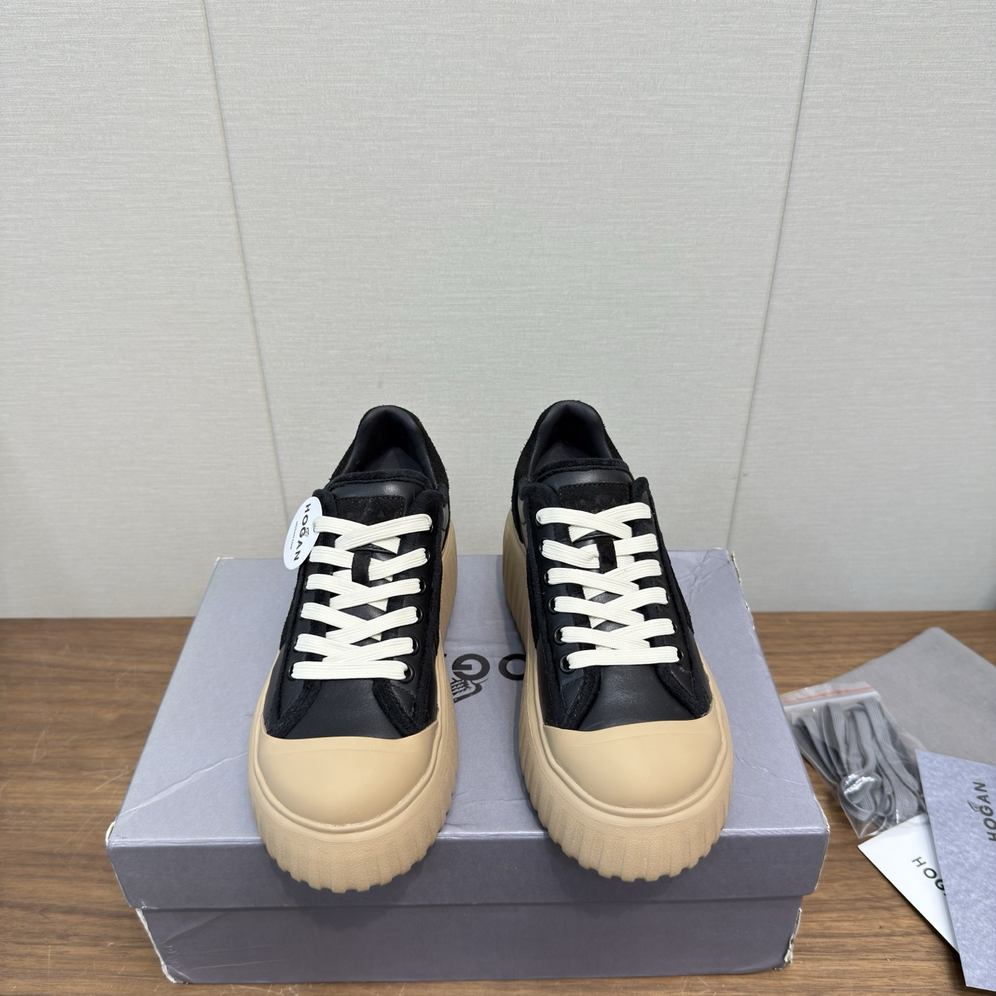 NO:630488,Hogan 2025 casual sports shoes, thick sole, high-end lace-up sneakers, high version, couple model. This model is endorsed by Wu Lei. The same style at the counter. Futuristic luxury model. New lnteractive cube series. Made from imported Italian flocked suede cowhide + breathable Mesh mesh + streamlined shoe body + super H letter design on the side. Textured lightweight sole. Memory foam insole. Increased anti-slip and wear-resistant IP classic outsole. Super comfortable on the foot.  A must-have for trendy men. Size: 35-44, 45. Customized, casual shoes/sports shoes, hogan, sneakers, cowhide19860909Hogan霍根2025 休闲运动鞋 厚底 高端系带板鞋 高版本 情侣款 这款由吴磊倾情代言 专柜同款 未来主义 奢潮款 全新lnteractive cube系列 进口意大利进口植绒牛反绒牛皮+透气Mesh网布打造+流线型鞋身+侧超H字母设计 纹理层次感轻质鞋底 记忆泡沫内底 增高防滑耐磨IP经典大底 上脚超舒适 潮男必备款 码数:35-44,45.订制,休闲鞋/运动鞋,hogan,sneakers,cowhide,Women's Shoes