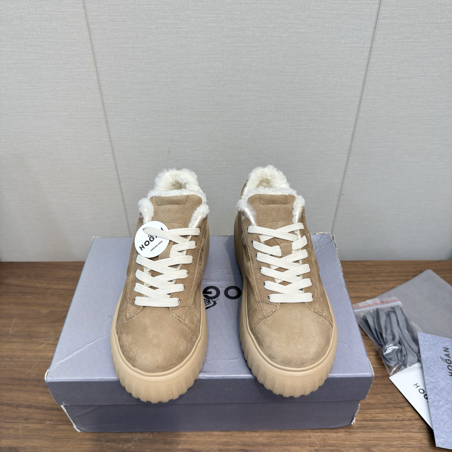 NO:630485,Hogan 2025 casual sports shoes, thick soles, high-end lace-up sneakers, high versions, couple models, woolen models, this model is endorsed by Wu Lei, the same model at the counter, futuristic, luxury style, new lnteractive cube series, imported Italian flocked suede cowhide + breathable Mesh mesh fabric + streamlined shoe body + super H letter design on the side, textured and layered lightweight sole, memory foam insole, increased non-slip and wear-resistant IP classic outsole  Super comfortable on the feet, a must-have for trendy men. Size: 35-44, 45. Customized, casual shoes/sports shoes, hogan, sneakers, cowhide19860909Hogan霍根2025 休闲运动鞋 厚底 高端系带板鞋 高版本 情侣款 毛里款 这款由吴磊倾情代言 专柜同款 未来主义 奢潮款 全新lnteractive cube系列 进口意大利进口植绒牛反绒牛皮+透气Mesh网布打造+流线型鞋身+侧超H字母设计 纹理层次感轻质鞋底 记忆泡沫内底 增高防滑耐磨IP经典大底 上脚超舒适 潮男必备款 码数:35-44,45.订制,休闲鞋/运动鞋,hogan,sneakers,cowhide,Women's Shoes