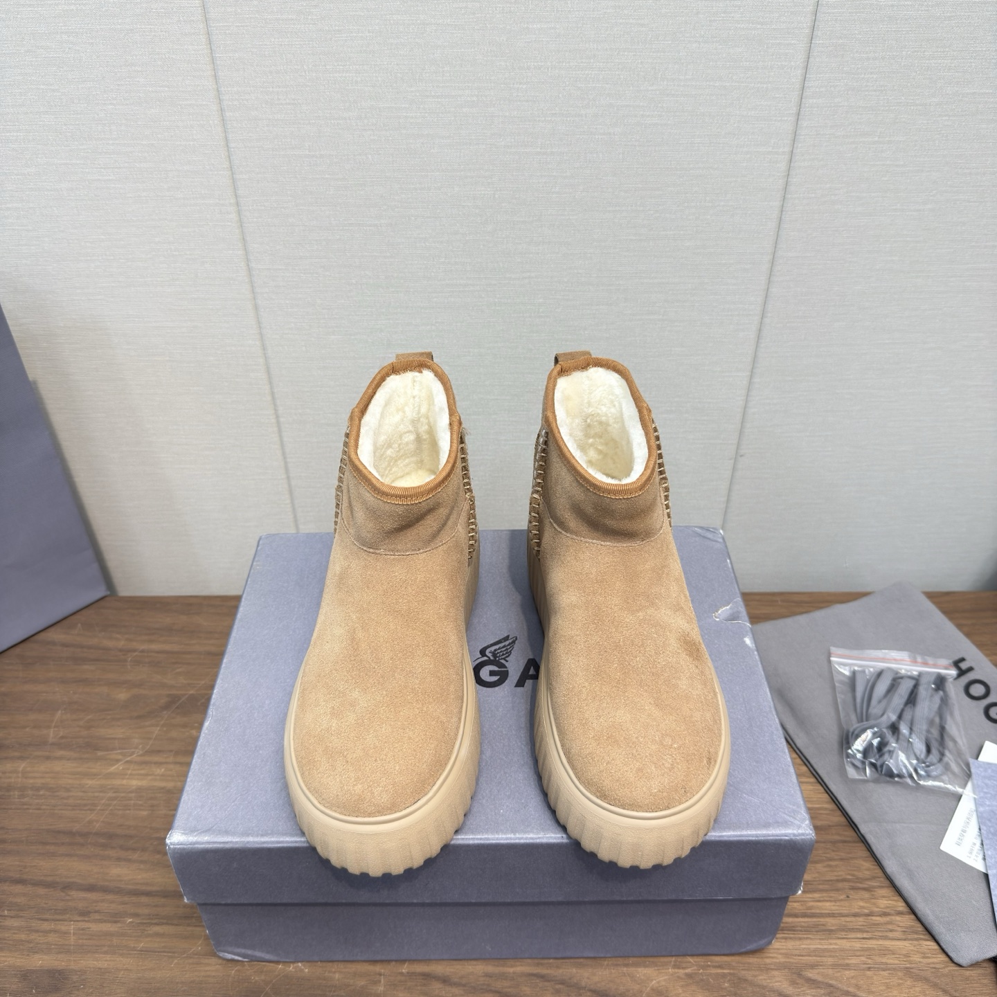 NO:630482,Hogan's 2025 autumn and winter thick soles, cotton boots, snow boots, wool warmth, high version. This model is endorsed by Wu Lei. The same model at the counter. Futuristic luxury model. New lnteractive cube series. Imported Italian flocked cow suede leather + breathable Mesh mesh + streamlined shoe body + side super H letter design. Textured lightweight sole. Memory foam insole. Increased anti-slip and wear-resistant IP classic outsole. Super comfortable on the foot.  A must-have for trendy men. Size: 35-40, 40 customized, snow boots, hogan, boots, cowhide19860909Hogan霍根2025秋冬款厚底 棉靴雪地靴 羊毛保暖 高版本  这款由吴磊倾情代言 专柜同款 未来主义 奢潮款 全新lnteractive cube系列 进口意大利进口植绒牛反绒牛皮+透气Mesh网布打造+流线型鞋身+侧超H字母设计 纹理层次感轻质鞋底 记忆泡沫内底 增高防滑耐磨IP经典大底 上脚超舒适 潮男必备款 码数:35-40,40订制,雪地靴,hogan,boots,cowhide,Women's Shoes