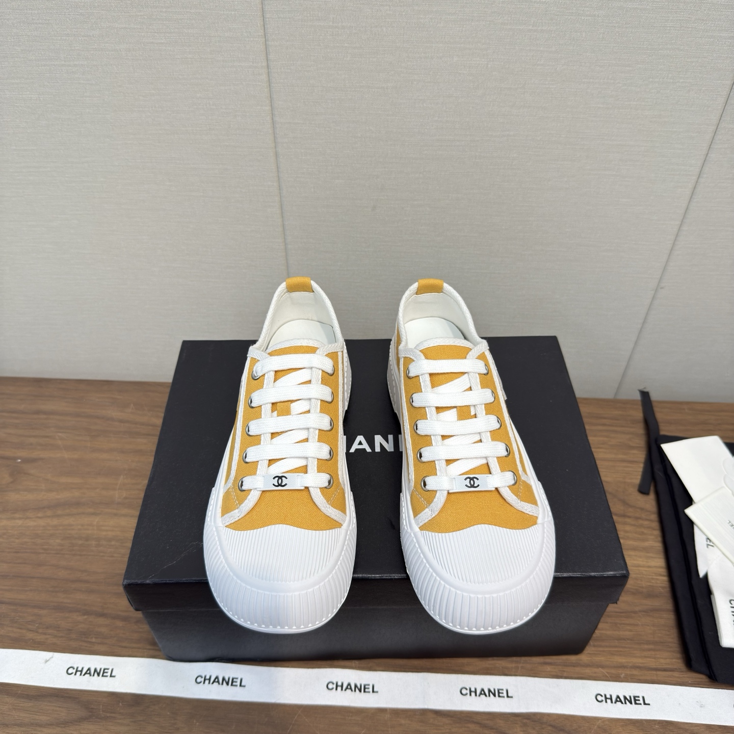 NO:630476,Chanel Chanel 25 casual shoes, large toe shoes, biscuit shoes, thick soles, heightening shoes, classic large toe, electric embroidery rhombus on the upper, instantly brightening the feeling!  Versatile for everyday wear, match with small skirts and shorts. Juejuezi, soft wrinkled calf patent leather, great texture!  The first choice for sweet girls ~ a must-have for students. Slightly large-toe shoes, very cute and dignified. Upper cowhide, size 35-41, 40.41 custom-made, casual shoes/sports shoes, chanel, chanel, sneakers, skirts, shorts, cowhide19860909Chanel香奈儿 25 休闲鞋大头鞋 饼干鞋 厚底 增高鞋 经典款大鞋头  鞋面电绣菱格 瞬间提亮的感觉！ 日常百搭 搭配小裙子小短裤 绝绝子,软皱小牛漆皮,质感超赞！甜妹首选～学生党必入 微微大头的鞋型,很是可爱又端庄 鞋面牛皮 size 35-41 ,40.41订做,休闲鞋/运动鞋,chanel,chanel,sneakers,skirts,shorts,cowhide,Women's Shoes