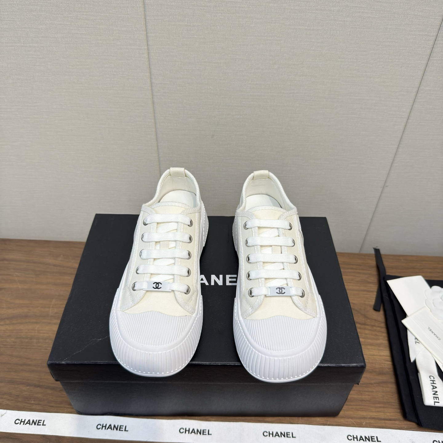 NO:630479,Chanel Chanel 25 casual shoes, large toe shoes, biscuit shoes, thick soles, heightening shoes, classic large toe, electric embroidery rhombus on the upper, instantly brightening the feeling!  Versatile for everyday wear, match with small skirts and shorts. Juejuezi, soft wrinkled calf patent leather, great texture!  The first choice for sweet girls ~ a must-have for students. Slightly large-toe shoes, very cute and dignified. Upper cowhide, washed cloth, size 35-41, 40.41 custom-made, casual shoes/sports shoes, chanel, chanel, sneakers, skirts, shorts, cowhide19860909Chanel香奈儿 25 休闲鞋大头鞋 饼干鞋 厚底 增高鞋 经典款大鞋头  鞋面电绣菱格 瞬间提亮的感觉！ 日常百搭 搭配小裙子小短裤 绝绝子,软皱小牛漆皮,质感超赞！甜妹首选～学生党必入 微微大头的鞋型,很是可爱又端庄 鞋面牛皮 洗水布 size 35-41 ,40.41订做,休闲鞋/运动鞋,chanel,chanel,sneakers,skirts,shorts,cowhide,Women's Shoes