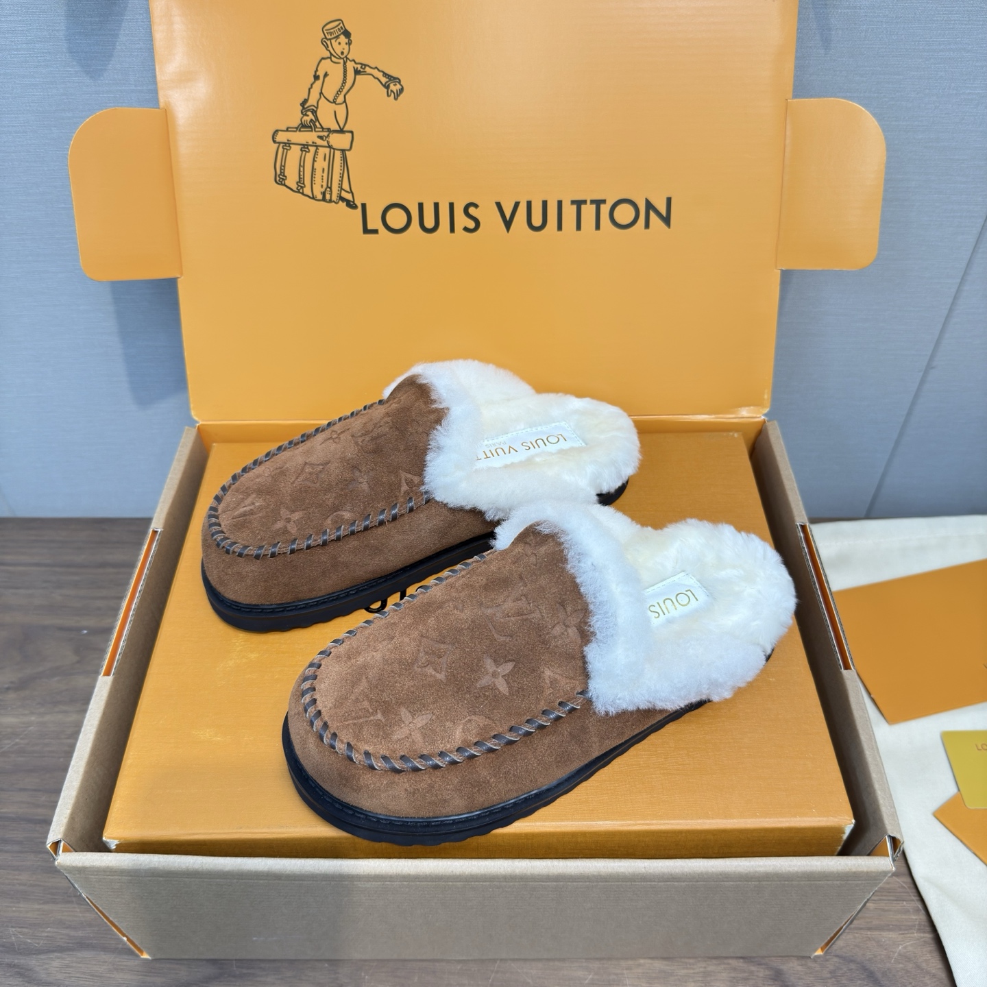 NO:630493,Louis Vuitto* new autumn and winter plush half-drag slip-on fur shoes, high version. The upper incorporates LV's low-key embossed logo and is decorated with the iconic metal buckle, which is brand-recognizable without being ostentatious. The shoe opening is thick plush flanged, full of softness and cuteness, and increases warmth. The upper is made of fine suede material, which is soft to the touch. The inner is made of dense plush, with a strong sense of wrapping, which can easily cope with low temperature environments, and the feet feel warm and comfortable.  It is a lazy shoe style, easy to put on and take off with one step; the thick-soled design has a lightweight heightening effect, which makes walking stable and not tiring, and is very friendly to daily commuting. For a relaxed and luxurious style, wear a sweater + wide-leg pants for a lazy everyday feel, and a coat + knitted skirt for an elegant and casual feel, suitable for home, shopping, casual dating and other scenes. Suede upper, wool lining, TPU outsole, increased by 2cm  Size35-40 (40.41 size customization is non-returnable), half-drag snow boots, louis vuitton, louis vuitton, boots, skirts, sweaters, chamois leather19860909Louis Vuitto* 秋冬新款毛绒半拖一脚蹬毛毛鞋 高版本 鞋面融入LV低调压纹标识,搭配标志性金属扣装饰,既有品牌辨识度又不张扬；鞋口是厚实毛绒翻边,软萌感拉满,同时增加了保暖性.鞋面用细腻麂皮材质,触感柔软；内里是浓密毛绒,包裹感强,能轻松应对低温环境,脚感温暖又舒适. 是懒人鞋款式,一脚蹬穿脱方便；厚底设计自带轻量增高效果,走路稳且不累脚,对日常通勤很友好.走松弛轻奢风,搭毛衣+阔腿裤是慵懒日常感,配大衣+针织裙是优雅休闲感,适配居家、逛街、轻约会等多种场景. 鞋面麂皮 内里羊毛 鞋底TPU大底 增高2cm Size35-40码（40.41码定制不退换）,半拖雪地靴,louis vuitton,louis vuitton,boots,skirts,sweaters,chamois leather,Women's Shoes
