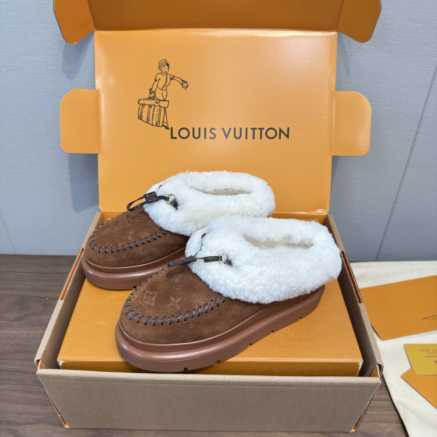 NO:630496,Louis Vuitto* new autumn and winter plush half-mug thick-soled slip-on furry shoes high version  The upper is integrated with LV's low-key embossed logo and is decorated with iconic metal buckles, which is brand-recognizable without being ostentatious; the shoe opening is made of thick plush cuffs, which is soft and cute, and also increases warmth. The upper is made of fine suede material, which is soft to the touch; the inner is made of dense plush, which has a strong sense of wrapping and can easily cope with low temperature environments, making the feet feel warm and comfortable.  It is a lazy shoe style, easy to put on and take off with one step; the thick-soled design has a lightweight heightening effect, which makes walking stable and not tiring, and is very friendly to daily commuting. For a relaxed and luxurious style, pair it with a sweater + wide-leg pants for a lazy everyday feel, and pair it with a coat + knitted skirt for an elegant and casual feel, suitable for home, shopping, casual dating and other scenarios. Suede upper, wool lining, TPU outsole, height increase of about 4.5cm  Size35-40 (40.41 size customization is non-returnable), half-drag snow boots, louis vuitton, louis vuitton, boots, skirts, sweaters, chamois leather19860909Louis Vuitto* 秋冬新款毛绒半拖 厚底一脚蹬毛毛鞋 高版本 鞋面融入LV低调压纹标识,搭配标志性金属扣装饰,既有品牌辨识度又不张扬；鞋口是厚实毛绒翻边,软萌感拉满,同时增加了保暖性.鞋面用细腻麂皮材质,触感柔软；内里是浓密毛绒,包裹感强,能轻松应对低温环境,脚感温暖又舒适. 是懒人鞋款式,一脚蹬穿脱方便；厚底设计自带轻量增高效果,走路稳且不累脚,对日常通勤很友好.走松弛轻奢风,搭毛衣+阔腿裤是慵懒日常感,配大衣+针织裙是优雅休闲感,适配居家、逛街、轻约会等多种场景. 鞋面麂皮 内里羊毛 鞋底TPU大底 增高约4.5cm Size35-40码（40.41码定制不退换）,半拖雪地靴,louis vuitton,louis vuitton,boots,skirts,sweaters,chamois leather,Women's Shoes