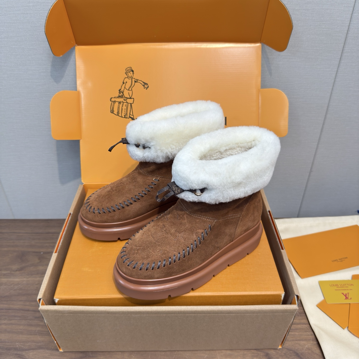 NO:630499,Louis Vuitto* new autumn and winter plush short boots, thick-soled slip-on furry shoes, high version  The upper is integrated with LV's low-key embossed logo and is decorated with iconic metal buckles, which is brand-recognizable without being ostentatious; the shoe opening is made of thick plush cuffs, which is soft and cute, and also increases warmth. The upper is made of fine suede material, which is soft to the touch; the inner is made of dense plush, which has a strong sense of wrapping and can easily cope with low temperature environments, making the feet feel warm and comfortable.  It is a lazy shoe style, easy to put on and take off with one step; the thick-soled design has a lightweight heightening effect, which makes walking stable and not tiring, and is very friendly to daily commuting. For a relaxed and luxurious style, pair it with a sweater + wide-leg pants for a lazy everyday feel, and pair it with a coat + knitted skirt for an elegant and casual feel, suitable for home, shopping, casual dating and other scenarios. Suede upper, wool lining, TPU outsole, height increase of about 4.5cm  Size35-40 (40.41 size customization is non-returnable), half-drag snow boots, louis vuitton, louis vuitton, boots, skirts, sweaters, chamois leather19860909Louis Vuitto* 秋冬新款毛绒短靴 厚底一脚蹬毛毛鞋 高版本 鞋面融入LV低调压纹标识,搭配标志性金属扣装饰,既有品牌辨识度又不张扬；鞋口是厚实毛绒翻边,软萌感拉满,同时增加了保暖性.鞋面用细腻麂皮材质,触感柔软；内里是浓密毛绒,包裹感强,能轻松应对低温环境,脚感温暖又舒适. 是懒人鞋款式,一脚蹬穿脱方便；厚底设计自带轻量增高效果,走路稳且不累脚,对日常通勤很友好.走松弛轻奢风,搭毛衣+阔腿裤是慵懒日常感,配大衣+针织裙是优雅休闲感,适配居家、逛街、轻约会等多种场景. 鞋面麂皮 内里羊毛 鞋底TPU大底 增高约4.5cm Size35-40码（40.41码定制不退换）,半拖雪地靴,louis vuitton,louis vuitton,boots,skirts,sweaters,chamois leather,Women's Shoes