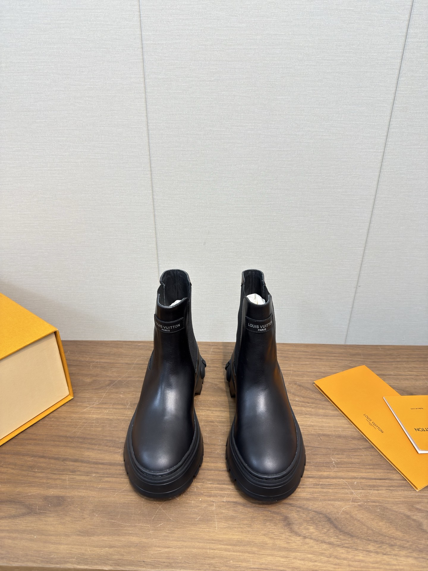 NO:630484,Lv donkey brand 25 new autumn and winter Martin boots, lace-up boots series_ The same style as the Internet celebrity, hotly recommended by Xiaohongshu. Warm autumn and winter short boots. Original details, super authentic version, super good-looking, super stylish on the feet, with its own temperament, upper cowhide complex splicing process, fashionable and sports style, excellent comfort... Fabric: Customized cowhide wool Lining: cowhide lining Foot: cowhide fur sole Outsole: original molded anti-slip rubber sole  Bottom thickness: about 5.5cm Size: 35-39 (40.41 customization is not returnable) Original packaging, handbag!  ,boots,louis vuitton,louis vuitton,boots,cowhide19860909Lv驴牌25 秋冬季新款马丁靴 绑带靴系列_ 顶级 网红明星同款,小红书热推.保暖秋冬短靴 原版细节,超正版型,超级好看,上脚超大气,自带气质,鞋面牛皮复杂工艺拼接,时尚运动风,舒适度特别棒…… 面料:定制牛皮羊毛 内里:牛皮里 垫脚:牛皮毛垫脚 大底:原版开模防滑橡胶底 底厚:约5.5cm 码数:35-39（40.41定制不退换） 原版包装,手提袋！,靴子,louis vuitton,louis vuitton,boots,cowhide,Women's Shoes