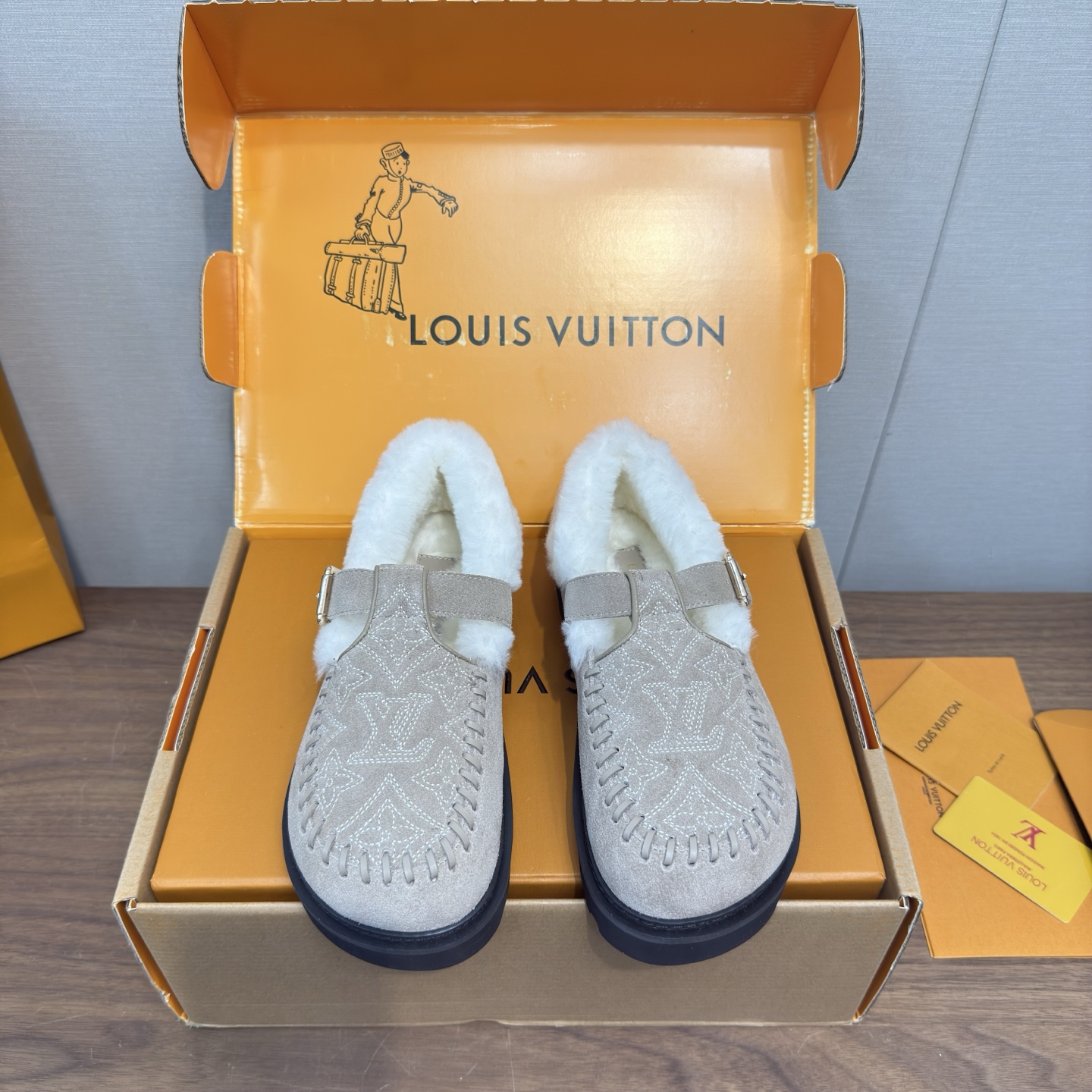 NO:630478,Top quality Louis Vuitton 25 new autumn and winter wool slippers and Mule sandals. Top quality pure fur made of straight hair! Super warm feeling, wearing it feels like stepping on clouds. LV classic presbyopia decoration, exquisite and high-end! Let the value of this pair of hairy mops increase dramatically! The hand-sewn sole is an original molded PVC foam anti-slip outsole, which is very easy to wear and does not slip. The sole has a certain thickness and is extremely comfortable! Upper: Original Australian wool Lining: Australian wool Foot: Australian wool Outsole: Original foam bottom Packing: Original drawer box Size 35-41 (40.41 customized), loafers, louis vuitton, louis vuitton, loafers, sandals, slippers19860909顶级品质 Louis vuitton 25新款款秋冬 羊毛毛拖鞋 穆勒凉鞋 頂级品质纯皮毛一体直毛打造！超温暖的感觉,穿上仿佛踩在云朵上LV经典老花装饰,精致高级！让这双毛拖身价陡增！手工缝制 鞋底是原版开模的PVC发泡防滑大底,非常好穿不打滑,而且鞋底有一定厚度,舒适度极佳！ 鞋面:原版澳洲羊毛 内里:澳洲羊毛 垫脚:澳洲羊毛 大底:原版发泡底 包装:原版抽屉盒 码数35-41（40.41定制）,乐福鞋毛毛鞋,louis vuitton,louis vuitton,loafers,sandals,slippers,Women's Shoes
