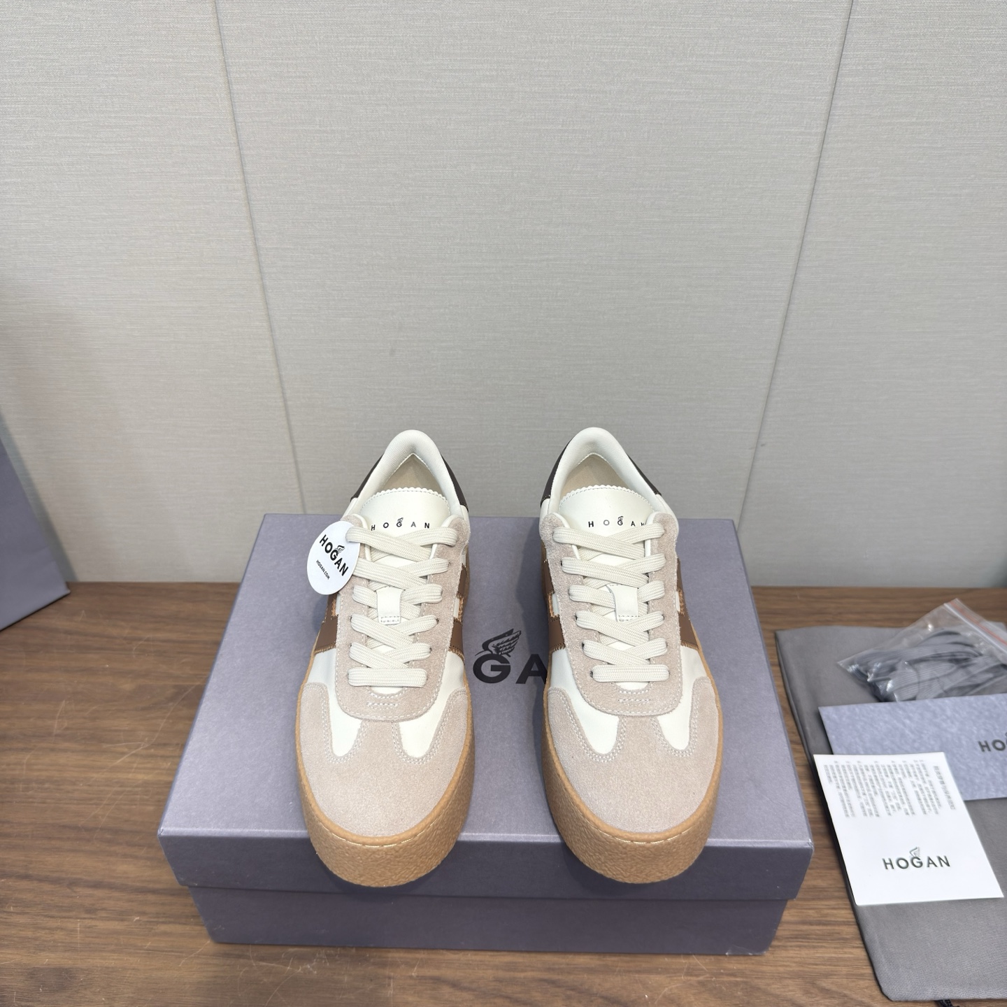 NO:630475,Hogan 2025 casual sports shoes, thick sole, high-end lace-up sneakers, high version, women's model. This model is endorsed by Wu Lei. The same model at the counter. Futuristic luxury style. New lnteractive cube series. Imported Italian flocked suede cowhide + breathable Mesh mesh + streamlined shoe body + super H letter design on the side. Textured lightweight sole. Memory foam insole. Increased anti-slip and wear-resistant IP classic outsole. Super comfortable on the foot.  A must-have for trendy men. Bottom thickness 4.5cm. Size: 35-40 women's, casual shoes/sports shoes, hogan, sneakers, cowhide19860909Hogan霍根2025 休闲运动鞋 厚底 高端系带板鞋 高版本 女款 这款由吴磊倾情代言 专柜同款 未来主义 奢潮款 全新lnteractive cube系列 进口意大利进口植绒牛反绒牛皮+透气Mesh网布打造+流线型鞋身+侧超H字母设计 纹理层次感轻质鞋底 记忆泡沫内底 增高防滑耐磨IP经典大底 上脚超舒适 潮男必备款 底厚4.5cm 码数:35-40女款,休闲鞋/运动鞋,hogan,sneakers,cowhide,Women's Shoes