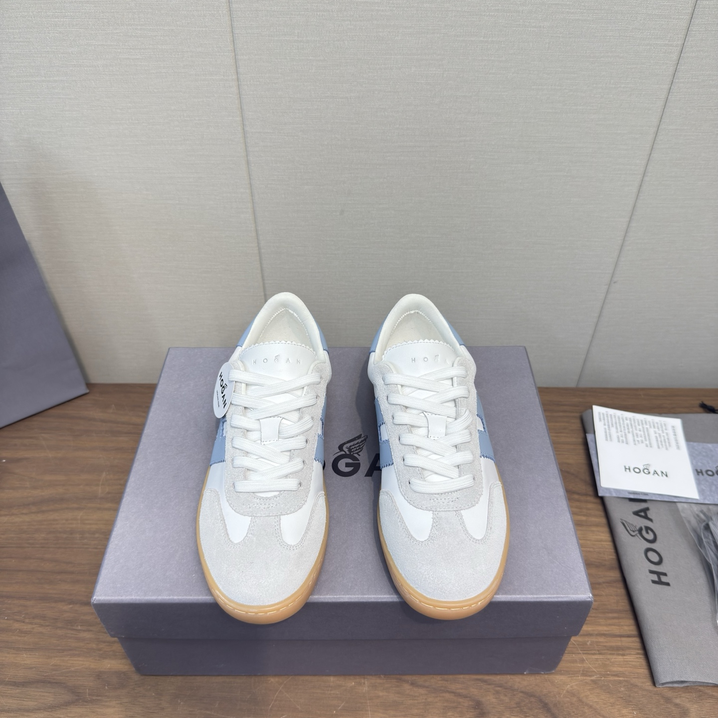 NO:630467,Hogan Hogan 25 latest Platform series casual sports shoes, moral training shoes, top version, couple model, original purchase, development and production. This Platform series sports and casual shoes, outlines the lines, reconstructs the style, and releases the sassy pace. Cleverly blending retro elements and urban fashion, the shoe shape is simple and neat without losing its distinctive and innovative self. Exquisite packaging at the delivery counter. Fabric: Original custom imported first-layer cowhide. Lining: Original custom soft sheepskin lining. Outsole:  Original open mold non-slip rubber outsole Size: Women's size 36-44, customized 45/46, casual shoes/sports shoes, hogan, tom ford, sneakers, cowhide, sheepskin19860909Hogan霍根 25最新Platform系列休闲 运动鞋 德训鞋 顶级版本 情侣款 原版购入开发 做货 这款Platform系列运动休闲鞋,线条勾绘,重构风格,释出飒爽步伐.巧妙糅合复古元素和都市时尚,鞋型简约利落又不失鲜明新意自我 配送专柜精美包装 面料: 原版定制进口头层牛皮 内里: 原版定制柔软羊皮里 大底: 原版开模防滑橡胶大底 Size: 女款36-44码,45/46订制,休闲鞋/运动鞋,hogan,tom ford,sneakers,cowhide,sheepskin,Women's Shoes