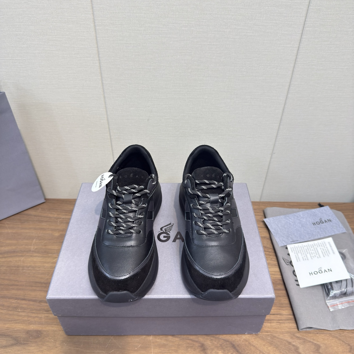 NO:630468,Hogan 2025 casual sports shoes, thick sole, high-end lace-up sneakers, high version, couple model. This model is endorsed by Wu Lei. The same style at the counter. Futuristic luxury model. New lnteractive cube series. Made from imported Italian flocked suede cowhide + breathable Mesh mesh + streamlined shoe body + super H letter design on the side. Textured lightweight sole. Memory foam insole. Increased anti-slip and wear-resistant IP classic outsole. Super comfortable on the foot.  A must-have style for trendy men. Sole thickness 5.5cm. Size: 35-44, 45.46 customized, casual shoes/sports shoes, hogan, sneakers, cowhide19860909Hogan霍根2025 休闲运动鞋 厚底 高端系带板鞋 高版本 情侣款 这款由吴磊倾情代言 专柜同款 未来主义 奢潮款 全新lnteractive cube系列 进口意大利进口植绒牛反绒牛皮+透气Mesh网布打造+流线型鞋身+侧超H字母设计 纹理层次感轻质鞋底 记忆泡沫内底 增高防滑耐磨IP经典大底 上脚超舒适 潮男必备款 底厚5.5cm 码数:35-44,45.46订制,休闲鞋/运动鞋,hogan,sneakers,cowhide,Women's Shoes