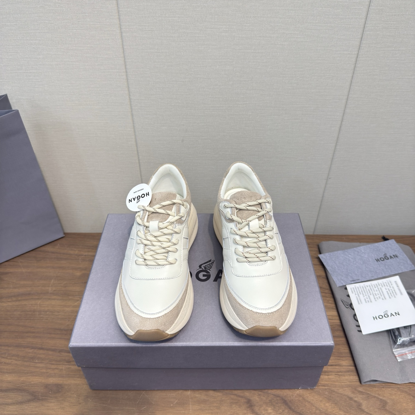 NO:630469,Hogan 2025 casual sports shoes, thick sole, high-end lace-up sneakers, high version, couple model. This model is endorsed by Wu Lei. The same style at the counter. Futuristic luxury model. New lnteractive cube series. Made from imported Italian flocked suede cowhide + breathable Mesh mesh + streamlined shoe body + super H letter design on the side. Textured lightweight sole. Memory foam insole. Increased anti-slip and wear-resistant IP classic outsole. Super comfortable on the foot.  A must-have style for trendy men. Sole thickness 6.5cm. Size: 35-44, 45.46 customized, casual shoes/sports shoes, hogan, sneakers, cowhide19860909Hogan霍根2025 休闲运动鞋 厚底 高端系带板鞋 高版本 情侣款 这款由吴磊倾情代言 专柜同款 未来主义 奢潮款 全新lnteractive cube系列 进口意大利进口植绒牛反绒牛皮+透气Mesh网布打造+流线型鞋身+侧超H字母设计 纹理层次感轻质鞋底 记忆泡沫内底 增高防滑耐磨IP经典大底 上脚超舒适 潮男必备款 底厚6.5cm 码数:35-44,45.46订制,休闲鞋/运动鞋,hogan,sneakers,cowhide,Women's Shoes