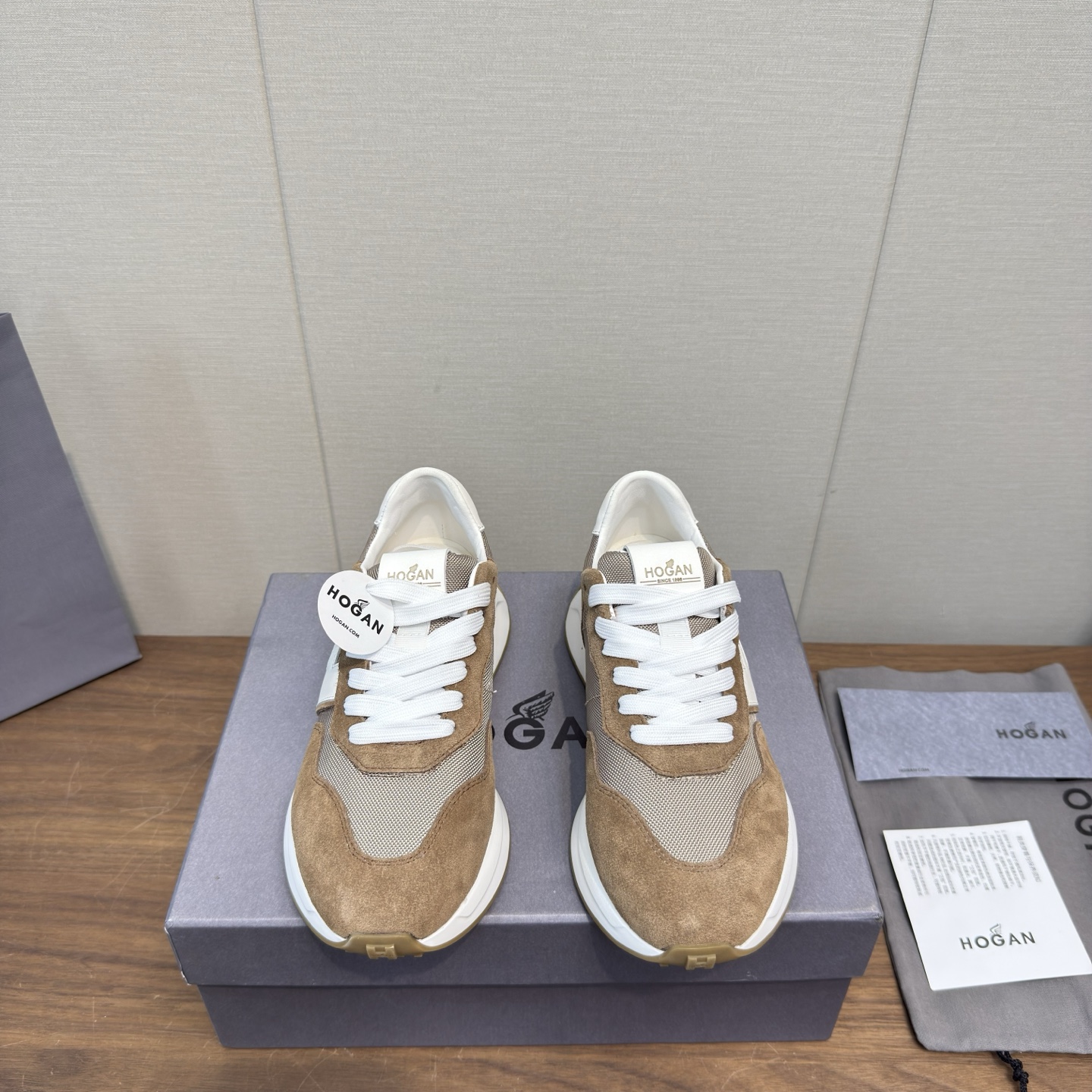 NO:630466,Hogan 2025 casual sports shoes, thick sole, high-end lace-up sneakers, high version, couple model. This model is endorsed by Wu Lei. The same style at the counter. Futuristic luxury model. New lnteractive cube series. Made from imported Italian flocked suede cowhide + breathable Mesh mesh + streamlined shoe body + super H letter design on the side. Textured lightweight sole. Memory foam insole. Increased anti-slip and wear-resistant IP classic outsole. Super comfortable on the foot.  A must-have style for trendy men. Sole thickness 6.5cm. Size: 35-44, 45.46 customized, casual shoes/sports shoes, hogan, sneakers, cowhide19860909Hogan霍根2025 休闲运动鞋 厚底 高端系带板鞋 高版本 情侣款 这款由吴磊倾情代言 专柜同款 未来主义 奢潮款 全新lnteractive cube系列 进口意大利进口植绒牛反绒牛皮+透气Mesh网布打造+流线型鞋身+侧超H字母设计 纹理层次感轻质鞋底 记忆泡沫内底 增高防滑耐磨IP经典大底 上脚超舒适 潮男必备款 底厚6.5cm 码数:35-44,45.46订制,休闲鞋/运动鞋,hogan,sneakers,cowhide,Women's Shoes