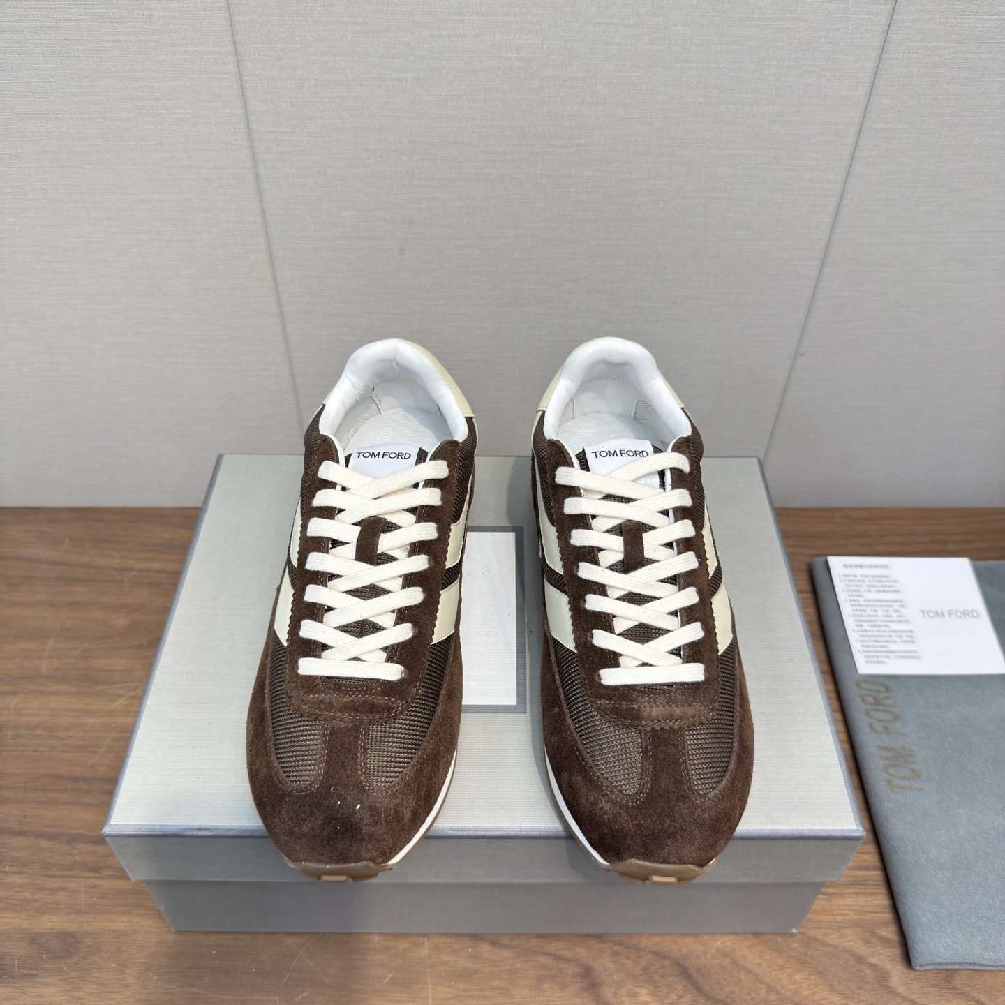 NO:630464,TOM FORD low-top forrest shoes, casual sports shoes, high version, couple models, the best-selling trendy shoes at home and abroad, sneakers, casual shoes, classic and comfortable, a luxury choice for your wardrobe, the shoes are made of woven fabric + cowhide lining, suede leather + cowhide and mesh [strong], using panel design uppers, pure workmanship combination outsole, pure cotton laces. Presenting retro and high-end. Casual and versatile code number 36-44, (45/46 is a custom code, non-refundable and non-exchangeable), casual shoes/sports shoes, tom ford, sneakers, cowhide19860909TOM FORD汤姆.福特 低帮阿甘鞋 休闲运动鞋 高版本 情侣款 海内外销量最高的潮鞋 板鞋 休闲鞋 经典而舒适,是您衣柜中的奢侈之选,鞋子由织布+牛皮内裡 绒面皮料+牛皮和mesh组合而成[强],采用镶板设计鞋面,用纯工组合大底,纯棉系带.呈现出复古而高端.休闲百搭 码数 36-44,（45/46为定做码不退不换）,休闲鞋/运动鞋,tom ford,sneakers,cowhide,Women's Shoes