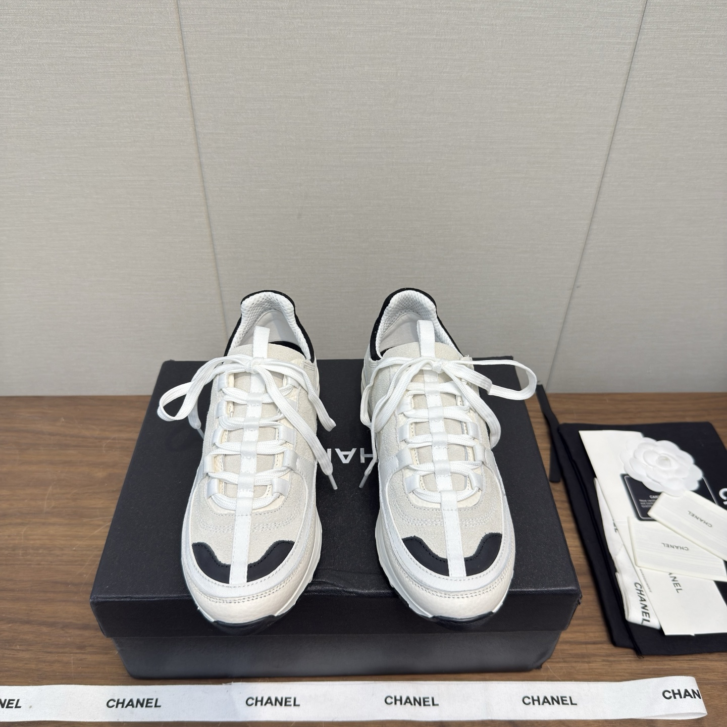 NO:630458,Chanel Chanel 26c new thick-soled casual sports shoes, high version, original purchase, development, production, Xiaoxiang's casual sports shoes this season, maxed out Xiaohongshu INS. Various social platforms, crazy explosion!  Classic design. The upper is electro-embroidered with various craftsmanship. The outsole is fashionable and sporty. Extraordinary inclusion of a variety of panda shoe color elements. Exquisite packaging at the delivery counter. Fabric: original craft metal cowhide + waterproof technical cloth. Original imported breathable mesh lining. Original open-molded TPU combination outsole. Sole thickness 5.5CM. Size: Women's 35-41, 40-41 custom-made, casual shoes/sports shoes, chanel, chanel, sneakers, cowhide.19860909Chanel香奈儿26c 新款 厚底 休闲运动鞋 高版本 原版购入开发 做货 小香这季休闲款运动鞋 刷爆小红书 INS.各种社交平台,疯狂爆发！经典设计 鞋面多种工艺电绣的风格 大底却时尚运动 不平凡的拥入了多种熊猫鞋配色元素 配送专柜精美包装 面料:原版工艺金属牛皮+防水科技布 内里原版进口透气网 鞋底原版开模TPU组合大底 底厚5.5CM Size: 女款35-41,40-41订做,休闲鞋/运动鞋,chanel,chanel,sneakers,cowhide,Women's Shoes