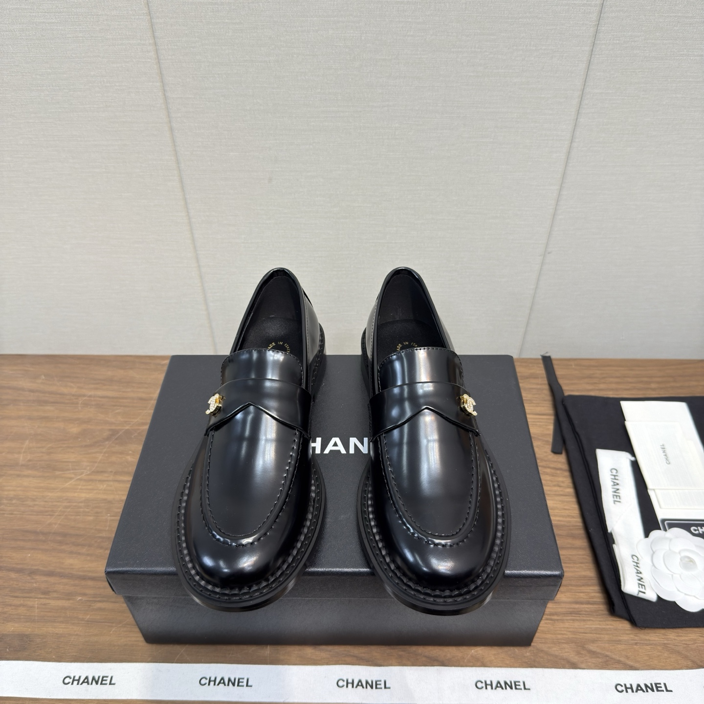 NO:630456,a 26c New Loafers High-heeled Casual Shoes Small Leather Shoes Top Edition Loafers Xiaohongshu Hot Recommendations Super Easy-to-Wear Series Baotou Loafers This new style of small leather shoes is beautiful. Regardless of the design and material experience, I feel it is worth the money!  Very suitable to buy a pair of chanel leather shoes!  Original development outsole, imported sheepskin inside and outside, high code version, heel height is about 3cm, original through-dyed double-layer thickened genuine leather sole, digital 35-41 (order 40-41), loafers, chanel, loafers, sheepskin19860909a 26c 新款乐福鞋 高跟便鞋 小皮鞋 顶级版 乐福鞋 小红书热推款 超好穿系列 包头乐福鞋 这新款小皮鞋巨美,无论设计和材质体验,都觉得物超所值！非常适合入手一双chanel 小皮鞋！ 原版开发大底 里外进口羊皮 编码高版本 跟高3cm约 ,原版透染双层加厚真皮底 数码35-41（40-41订）,乐福鞋,chanel,loafers,sheepskin,Women's Shoes