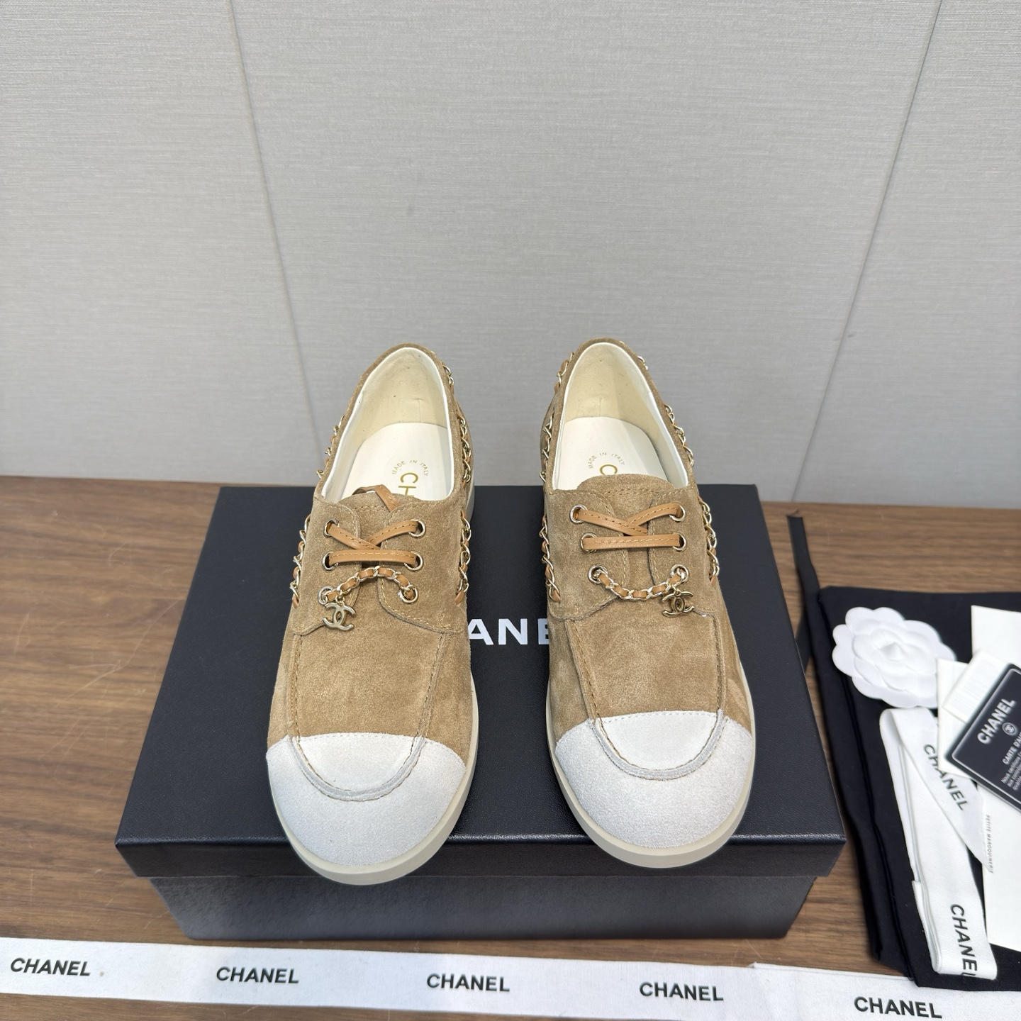 NO:630474,Chanel Chanel 26c New Casual Sports Shoes Forrest Gump Shoes High Version Original Purchased for Development and Production Xiaoxiang’s Casual Sports Shoes This Season Blow Up Little Red Book INS. Various Social Platforms, Exploded Crazy!  Classic design. The upper is electro-embroidered with a variety of techniques. The outsole is fashionable and sporty. Extraordinary inclusion of a variety of panda shoe color elements. Exquisite packaging at the delivery counter. Fabric: original craft cowhide + waterproof technical cloth. Original imported breathable mesh lining. Original open-molded TPU combination outsole. Sole thickness 1.5CM. Size: Women's 35-41, 40-41 custom-made, casual shoes/sports shoes, chanel, chanel, sneakers, cowhide.19860909Chanel香奈儿26c 新款 休闲运动鞋 阿甘鞋 高版本 原版购入开发 做货 小香这季休闲款运动鞋 刷爆小红书 INS.各种社交平台,疯狂爆发！经典设计 鞋面多种工艺电绣的风格 大底却时尚运动 不平凡的拥入了多种熊猫鞋配色元素 配送专柜精美包装 面料:原版工艺牛皮+防水科技布 内里原版进口透气网 鞋底原版开模TPU组合大底 底厚1.5CM Size: 女款35-41,40-41订做,休闲鞋/运动鞋,chanel,chanel,sneakers,cowhide,Women's Shoes