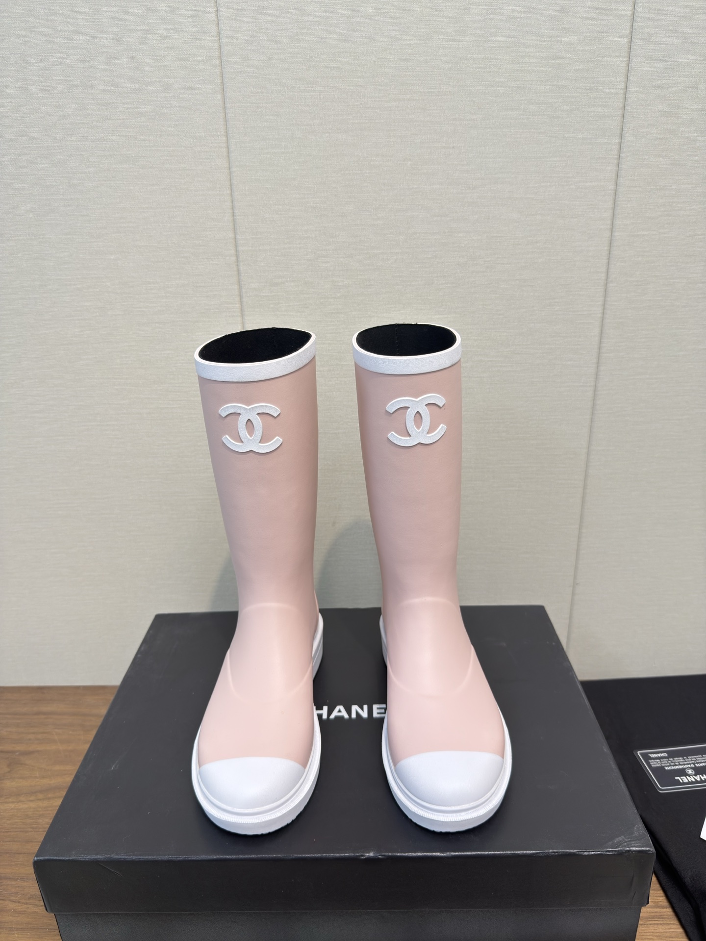 NO:630472,Chanel 26c series rain boots High version Seamless version 1:1 upgraded version (the old seamless version has been offline) The counter is out of stock Wang Yang Mi's same style small fragrance rain boots The best-selling model sought after by major Internet celebrity bloggers Process: Rubber vulcanization production is purely manual combination process, consistent with the original version Material: Natural environmentally friendly rubber, no odor, consistent with the original version Code number:  35-40, 40.41 non-refundable, boots, chanel, boots, rain boots19860909Chanel 26c系列 rain boots雨靴 高版本 无缝版本1:1升级版本(旧的无缝版本已下线)专柜断货王杨幂同款小香风雨靴 各大网红博主追捧的热销款 工艺: 橡胶硫化生产纯手工组合工艺,与原版一致 材料: 天然环保橡胶,无异味,与原版一致 码数: 35-40,40.41不退,靴子,chanel,boots,rain boots,Women's Shoes