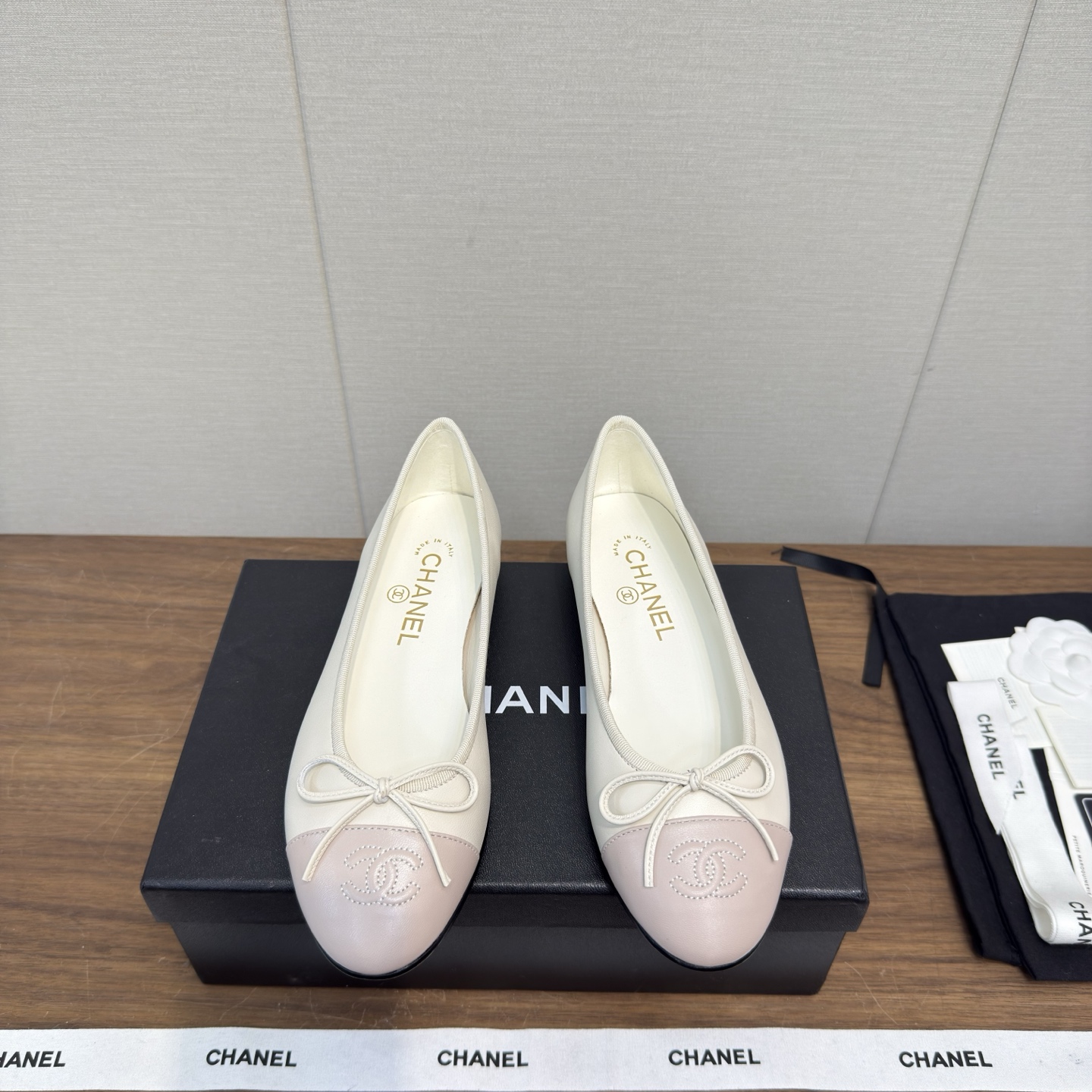 NO:630471,Chanel26c ballet shoes ~ flat edge shoe series, top version, original 1:1 cut, Chanel classic bow round toe ballet shoes, not many good quality, truly no pressure to enter and exit the counter, regardless of last type, leather selection, manufacturing process are all genuine craftsmanship, very exquisite. The original molded special mesh of the fabric, imported sheepskin lining (sweat-absorbent and soft), Italian special A-grade dyed genuine leather sole (not the ordinary thin sole in the market)  size35-41,40.41,42 custom-made, ballet shoes, chanel, chanel, sheepskin19860909Chanel26c芭蕾舞单鞋～ 平底边鞋系列  顶级版本 原版1:1切割而成 Chanel香奈儿万年经典蝴蝶结 圆头芭蕾舞鞋 好品质不多 真正做到随便进出专柜无压力 无论楦型、皮料选择、制造工艺都是正品工艺,十分考究. 面料原版开模特殊网面 内里进口绵羊皮（吸汗柔软） 鞋底意大利特A级透染真皮底（非市场普通薄底） size35-41,40.41,42定做,芭蕾舞鞋,chanel,chanel,sheepskin,Women's Shoes