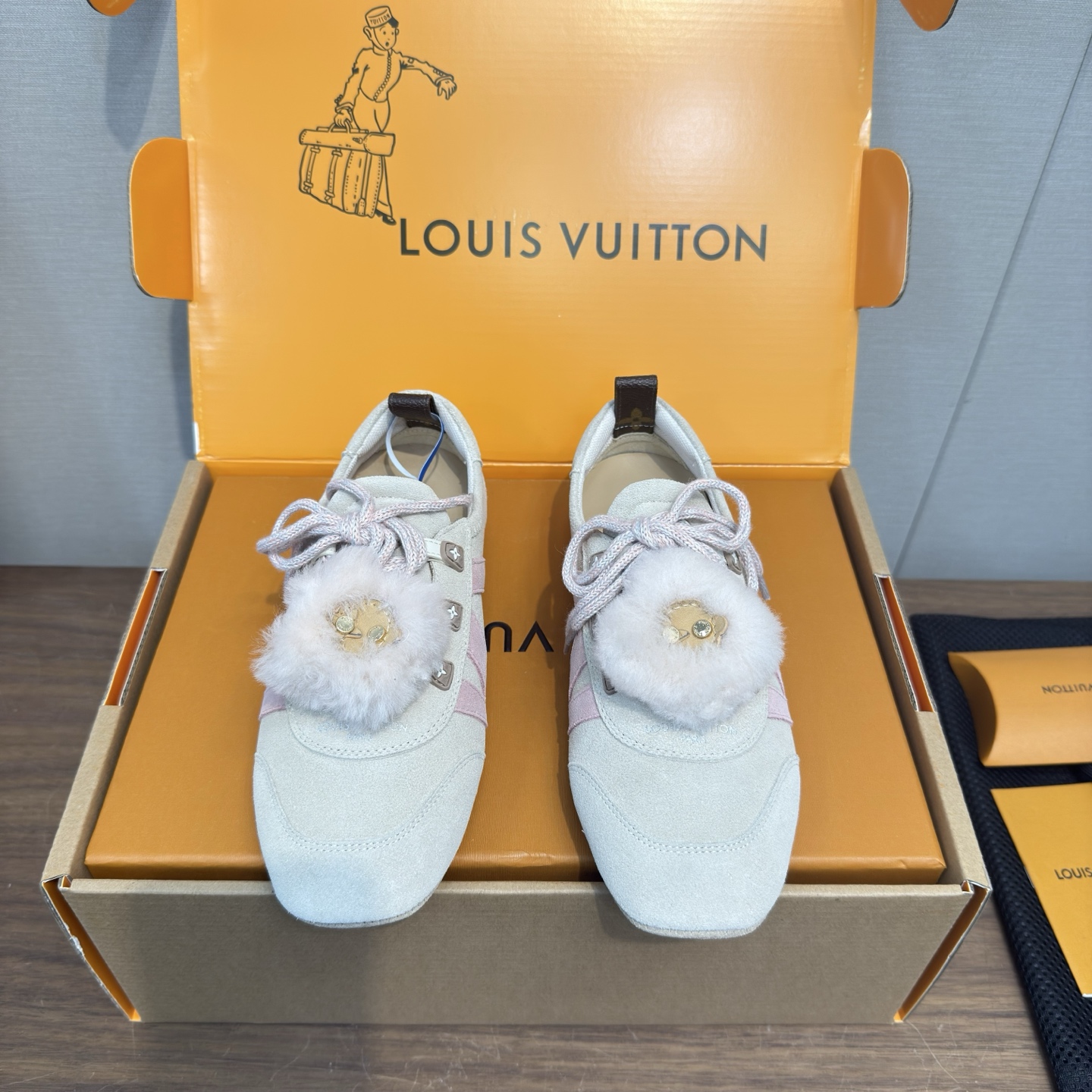 NO:630465,Louis Vuitton Louis Vuitton Donkey Brand Spring and Summer Sneakerina Series Ballet Sneakers Moral Training Shoes Casual Slippers Couple Style High Edition Packaging Perfect Reproduction of Sneakerina Ballet style sneakers are made of silky suede cow leather to create smooth lines. They have the light structure of ballet shoes and the comfortable texture of sneakers. The LV logo on the side and the Monogram canvas back strap are rich in details, Sacchetto craftsmanship and TPU  The outsole is upgraded for a soft wearing experience. The sole thickness is 1.5CM. Fabric: original customized imported first-layer cowhide. Original customized breathable mesh inner sole. Original molded injection molded TPU material. Size female 35-41, male 39-45, female 40.41.45 customized, ballet shoes, louis vuitton, louis vuitton, louis vuitton, louis vuitton, sneakers, cowhide19860909Louis Vuitton路易威登驴牌春夏Sneakerina系列 芭蕾运动鞋 德训鞋 休闲便鞋 情侣款 高版本包装 配花 完美复刻Sneakerina 芭蕾风运动鞋以丝滑绒面牛皮革塑造流畅线条 兼具芭蕾舞鞋的轻盈构型和运动鞋的舒适质感. 侧面 LV 标识和Monogram 帆布后袢带丰富细节,Sacchetto 工艺和 TPU 外底升级轻柔穿着体验 底厚1.5CM 面料:原版定制进口头层牛皮 内里原版定制透气网里鞋底原版开模注塑TPU材质 码数女35-41,男款39-45 ,女40.41.45订做,芭蕾舞鞋,louis vuitton,louis vuitton,louis vuitton,louis vuitton,sneakers,cowhide,Women's Shoes