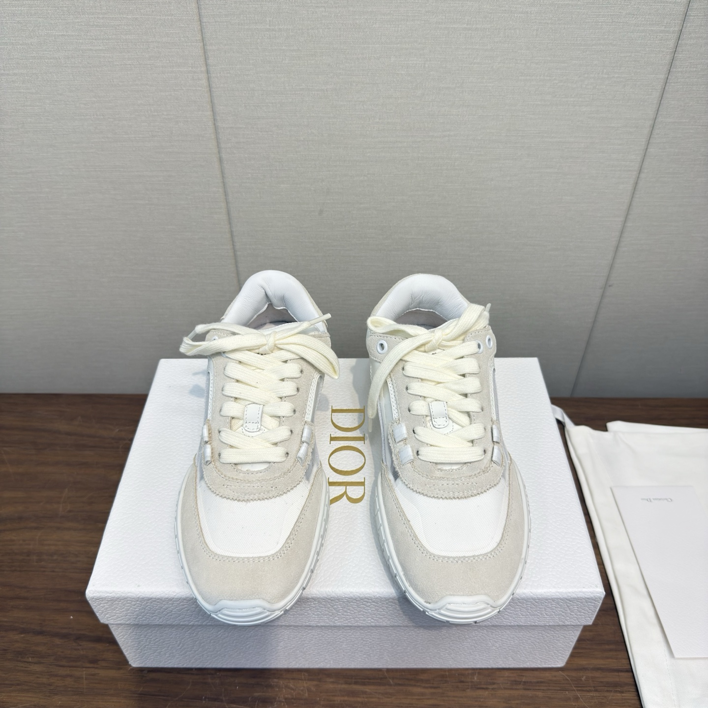 NO:630463,Dior Dior's latest 26ss spring series casual sports shoes high version couple model 2026 series new products, reinterpret sports style with elegant and fashionable styling. The upper is carefully made of white mesh fabric, and the laces and heels are decorated with Christian Dior Paris logo. The exquisite two-color sole is light and soft, which can add high-end temperament to all kinds of casual styles. The delivery counter is exquisitely packaged. Fabric: Original customized imported first-layer cowhide. Lining: Imported soft sheepskin lining. Sole:  Original open mold non-slip rubber material, sole thickness 3CM Size: Women's 35-41 / Men's 39-45 (41/45 customized, casual shoes/sports shoes, dior, dior, sneakers, cowhide, sheepskin19860909Dior迪奥最新26ss 春季 系列 休闲运动鞋 高版本 情侣款  2026系列新品,以优雅时尚的造型重新演绎运动风格.鞋面采用白色网眼织物精心制作,鞋带和鞋跟饰以 Christian Dior Paris 标志.精致的双色鞋底轻盈柔软,可为各式休闲造型增添高订气质 配送专柜精美包装 面料 : 原版定制进口头层牛皮 内里 : 进口柔软羊皮里 鞋底 : 原版开模防滑橡胶材质 底厚 3CM Size : 女款35-41 / 男款39-45（41/45定制,休闲鞋/运动鞋,dior,dior,sneakers,cowhide,sheepskin,Women's Shoes
