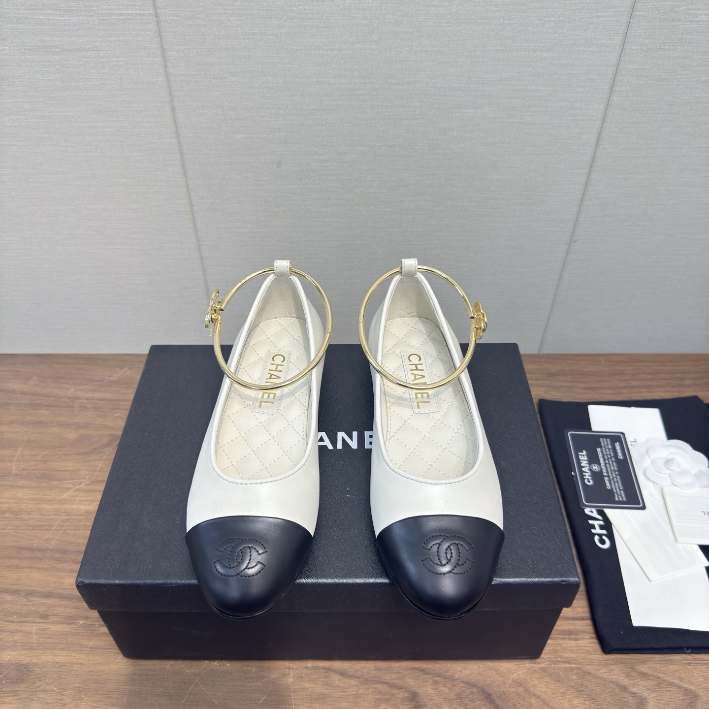 NO:630461,Chanel 26c new early spring anklet Mary Jane flat shoes series - high version ballet slippers. The counters are crazy. The pictures are popular on major social platforms. This issue's catwalk models are absolutely too handsome. They are definitely the hottest styles this season. The fairies in the counter are really knowledgeable. They don't get stuck or rub the feet. The texture is very soft and comfortable on the feet. Classic logo electric embroidery matching, super versatile. Fabric: imported cowhide and sheepskin.  Special cloth material. Lining: environmentally friendly imported sheepskin lining. Outsole: leather outsole. Heel height: 2.5cm. Size 35-41 (customized at 40.41). Mary Jane, chanel, mary jane, cowhide, sheepskin, Leather soles19860909Chanel 26c新款早春 脚环 玛丽珍 平底单鞋系列—— 高版本 芭蕾便鞋 专柜简直疯抢了,各大社交平台热门晒图,这期的走秀款绝对太帅了,绝对是这一季最热门的款式,专柜仙女们真的太识货了,不卡脚也不会磨脚,质感上脚是非常柔软舒服的.经典的logo电绣 搭配,超级百搭 面料:进口牛皮羊皮 特制布材质 内里:环保进口羊皮内里 大底:真皮大底 跟高:2.5cm 码数35-41（ 40.41定做）,玛丽珍,chanel,mary jane,cowhide,sheepskin,Leather soles,Women's Shoes