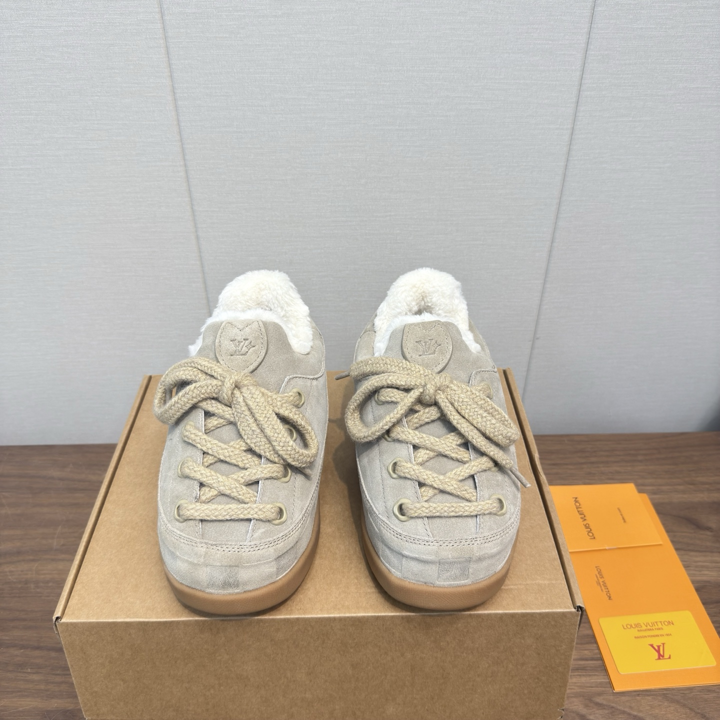 NO:630457,LOUIS VUITTON  YETI casual shoes are based on suede cow leather and partially embossed with Nigo's reinterpretation of the LV Damier pattern, which cleverly echoes the Chinese tradition of taking off shoes when entering the house. The 'small foot' aesthetic is integrated into the Chinese street genes. The palm-printed rubber outsole hides the LV letters and Monogram flowers. The exquisite craftsmanship made in Italy shows the brand heritage in the comfortable casual shoe style. The reservation mode adds a unique style, which is a combination of tradition and trend. Materials Cow velvet Sheepskin Outsole Original molding Flower printed outsole  Sizes for women are 35-40. Men's sizes are 39-45, 41 for women and 45 for men. Customized, furry shoes, louis vuitton, louis vuitton, boots, cowhide, sheepskin19860909LOUIS VUITTON x Nigo 联名款 Yeti FW25系列 菲董打造全新 内增高面包胖丁鞋 阿甘鞋 雪地鞋 顶级版本 情侣款 羊毛 2025 秋冬男装推出全新鞋型Yeti雪地靴,以Monogram压花羊毛与防水橡胶底重构冬季机能美学.作为Pharrell与Nigo合作系列的一部分 LV YETI便鞋,以绒面牛皮革为基底,局部压印Nigo重绎的LV Damier图案,巧妙呼应中国入室脱鞋传统,“小脚”美学融入中国式街头基因.掌印橡胶外底暗藏LV字母与Monogram花卉,意大利制造的细腻工艺,在舒适便鞋型里尽显品牌底蕴. 预订模式更添独特格调,是传统与潮流 材料牛绒 羊皮 大底原版开模 花印大底 码数女款35-40.男款39-45,41女45男订做,毛毛鞋,louis vuitton,louis vuitton,boots,cowhide,sheepskin,Women's Shoes