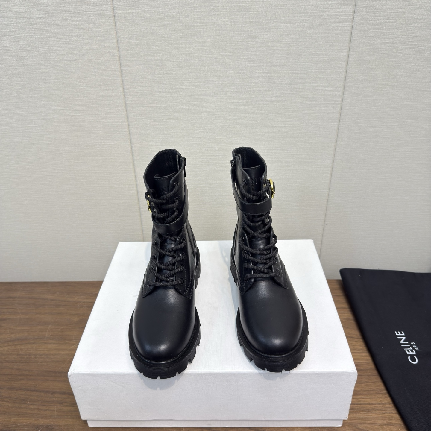 NO:648843,Celine Celine Autumn and winter popular short boots Martin boots. The most popular Martin boots of the year. A perfect item for slimming and heightening. Original purchase and development. All details are correct. Imported cowhide surface. Cowhide lining. Original outsole. Size: 35-42 (40, 41, 42, custom-made, non-refundable), boots, celine, celine, boots, cowhide19860909Celine 赛琳 秋冬爆款短靴 马丁靴 年度人手一双的马丁靴 显瘦增高满分单品 原版购入开发 所有细节无差 进口牛皮面 牛皮内里 原版大底 码数35-42（40 41 42定做不退换）,靴子,celine,celine,boots,cowhide,Women's Shoes