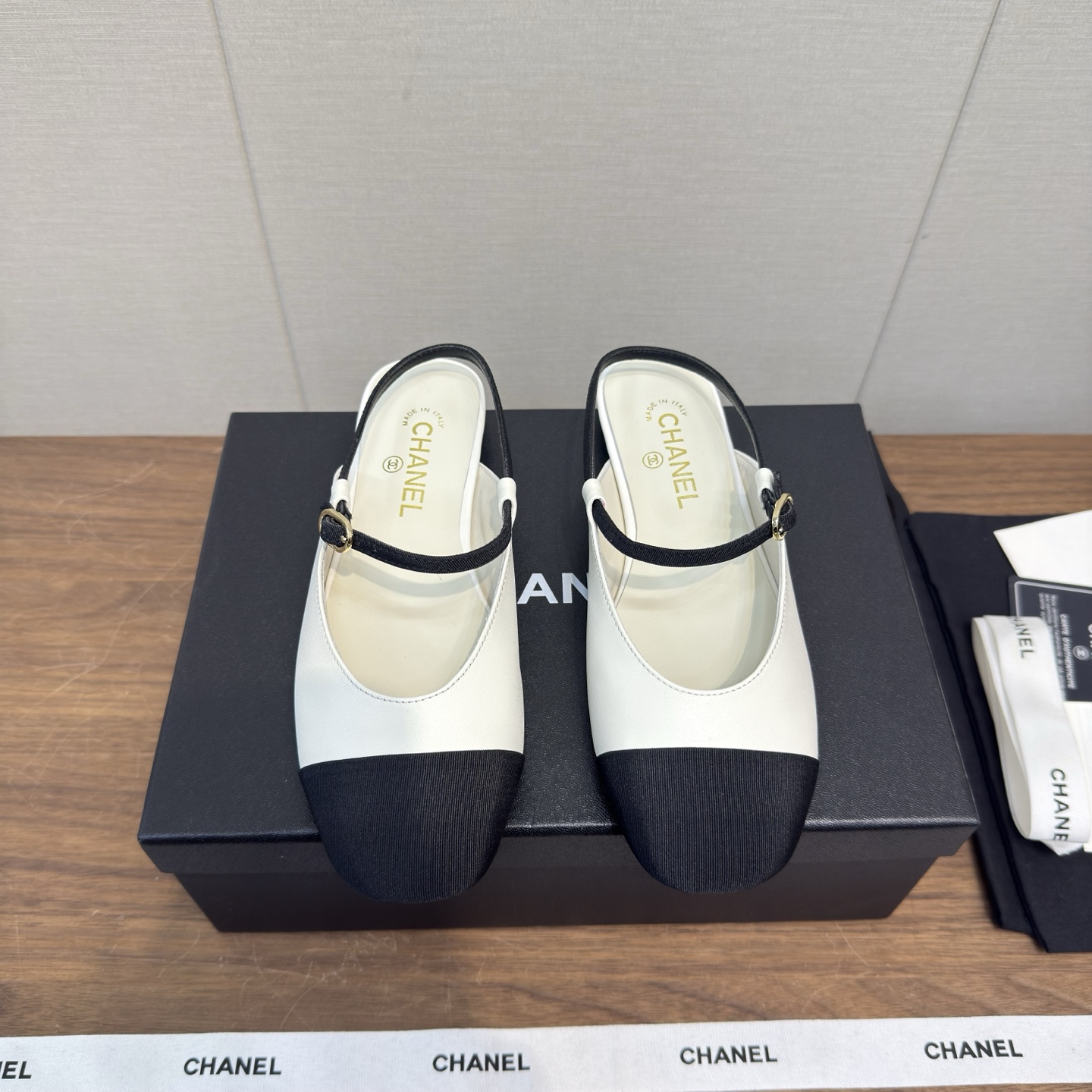 NO:648836,Chanel26c new style early spring back strap sandals Chane* classic! Very suitable for spring and summer. The two-color design is simple and exquisite, the classic small round toe is generous, visually elongating the leg line, the color of the toe creates a sense of color difference, the back lace design is simple and elegant, a pair of classics that can be worn for hundreds of years, it is worth buying!! Original specific mesh material for the upper, imported sheepskin for the lining, 1.5cm heel height, Italian A-grade leather outsole  Size 35-39 (.40.41. Customized, non-refundable), semi-trailers, chanel, slippers, sheepskin, Leather soles19860909Chanel26c新款 早春 后空带 凉拖鞋 chane*经典之作! 跟春夏的适配度很高 双色设计简约精美,经典小圆头大方气质,从视觉上拉长腿部线条,鞋头颜色产生了色差感,后系带设计简洁优雅,一双能穿百年的经典款,值得一入!! 鞋面原版特定网面材质 内里垫脚进口羊皮 跟高1.5cm 鞋底意大利A级真皮大底 码数35-39（.40.41.定做不退换）,半拖,chanel,slippers,sheepskin,Leather soles,Women's Shoes