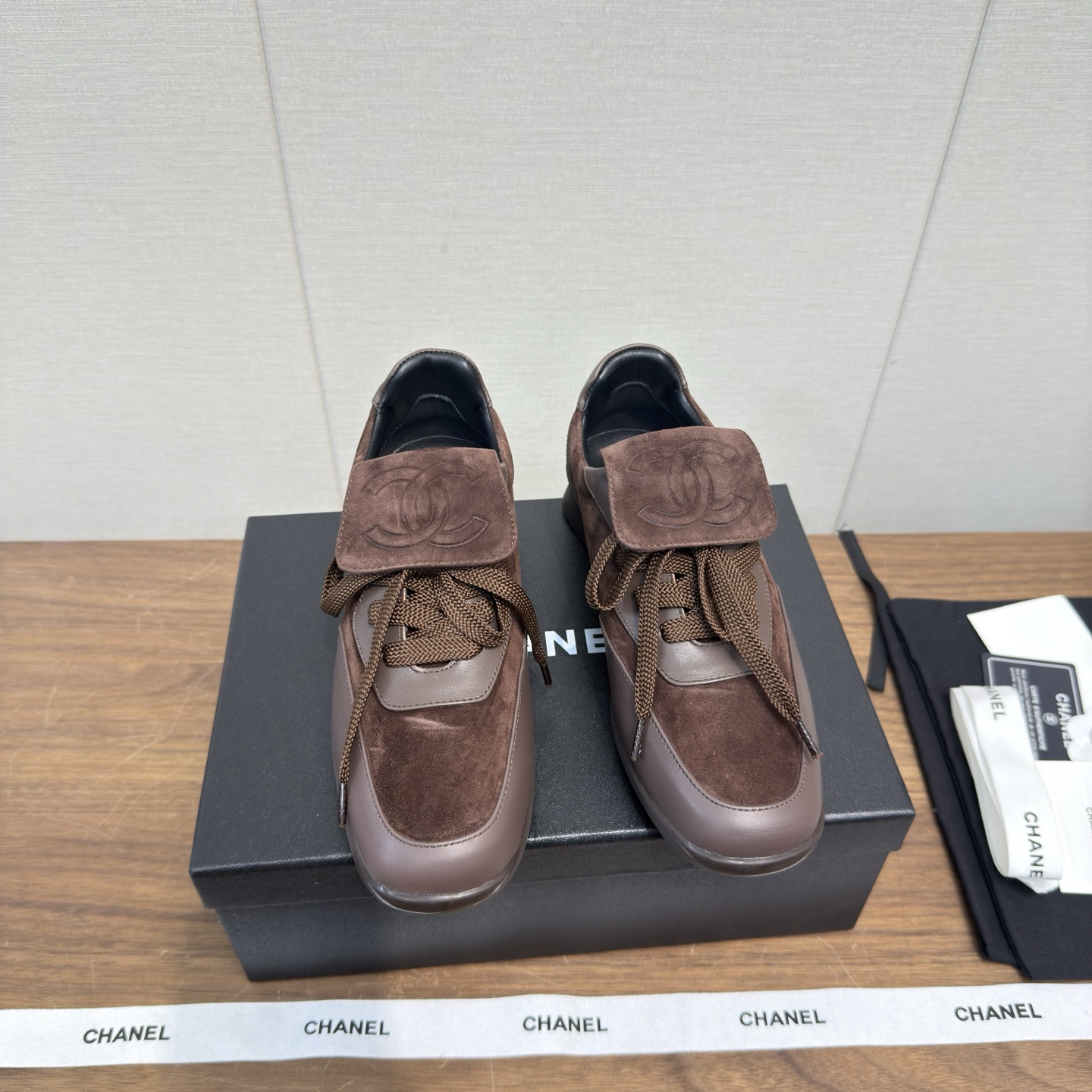 NO:648828,Chanel Chanel 26c new casual sneakers, thick-soled height-increasing shoes, high version, original purchase, development, production, Xiaoxiang's casual sneakers this season, maxed out Xiaohongshu INS. Various social platforms, crazy explosion!  Classic design. The upper is electro-embroidered with various techniques. The outsole is fashionable and sporty. Extraordinary inclusion of a variety of panda shoe color elements. Exquisite packaging at the delivery counter. Fabric: original craft cowhide + technological components. Original imported breathable mesh lining. Original open-molded TPU combination outsole. Sole thickness 4.5CM. Size: Women's 35-41, 40-41 custom-made, casual shoes/sports shoes, chanel, chanel, sneakers, cowhide.19860909Chanel香奈儿26c 新款 休闲运动鞋 厚底增高鞋 高版本 原版购入开发 做货 小香这季休闲款运动鞋 刷爆小红书 INS.各种社交平台,疯狂爆发！经典设计 鞋面多种工艺电绣的风格 大底却时尚运动 不平凡的拥入了多种熊猫鞋配色元素 配送专柜精美包装 面料:原版工艺牛皮+科技部件 内里原版进口透气网 鞋底原版开模TPU组合大底 底厚4.5CM Size: 女款35-41,40-41订做,休闲鞋/运动鞋,chanel,chanel,sneakers,cowhide,Women's Shoes