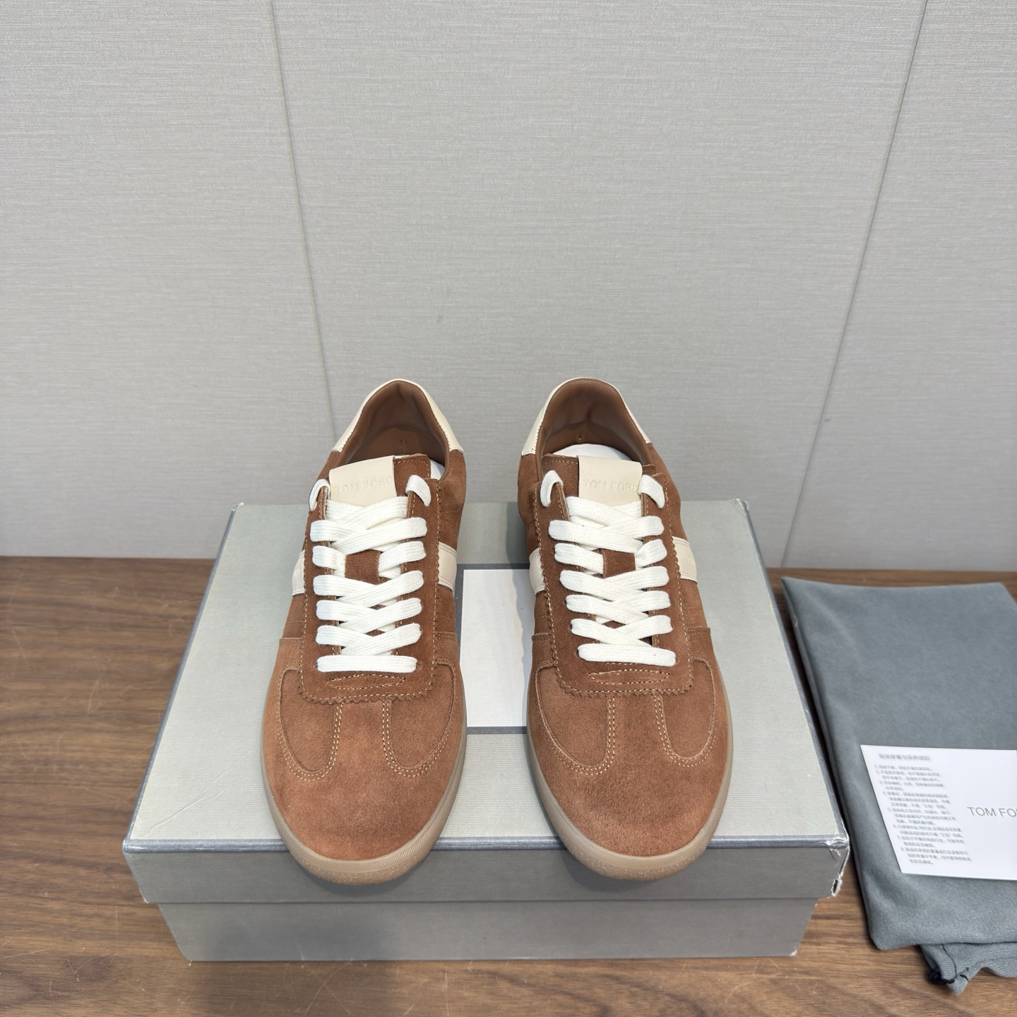 NO:648821,TOM FORD low-top forrest shoes, casual sports shoes, high version, the best-selling trendy shoes at home and abroad, sneakers, casual shoes, classic and comfortable, a luxury choice for your wardrobe, the shoes are made of woven fabric + cowhide lining, suede leather + cowhide and mesh [strong], using panel design uppers, pure workmanship combined outsole, pure cotton laces. Presenting retro and high-end. Casual and versatile code number 39-44, (38.45/46 is a custom code, non-refundable and non-exchangeable), casual shoes/sports shoes, tom ford, sneakers, cowhide19860909TOM FORD汤姆.福特 低帮阿甘鞋 休闲运动鞋 高版本  海内外销量最高的潮鞋 板鞋 休闲鞋 经典而舒适,是您衣柜中的奢侈之选,鞋子由织布+牛皮内裡 绒面皮料+牛皮和mesh组合而成[强],采用镶板设计鞋面,用纯工组合大底,纯棉系带.呈现出复古而高端.休闲百搭 码数 39-44,（38.45/46为定做码不退不换）,休闲鞋/运动鞋,tom ford,sneakers,cowhide,Women's Shoes