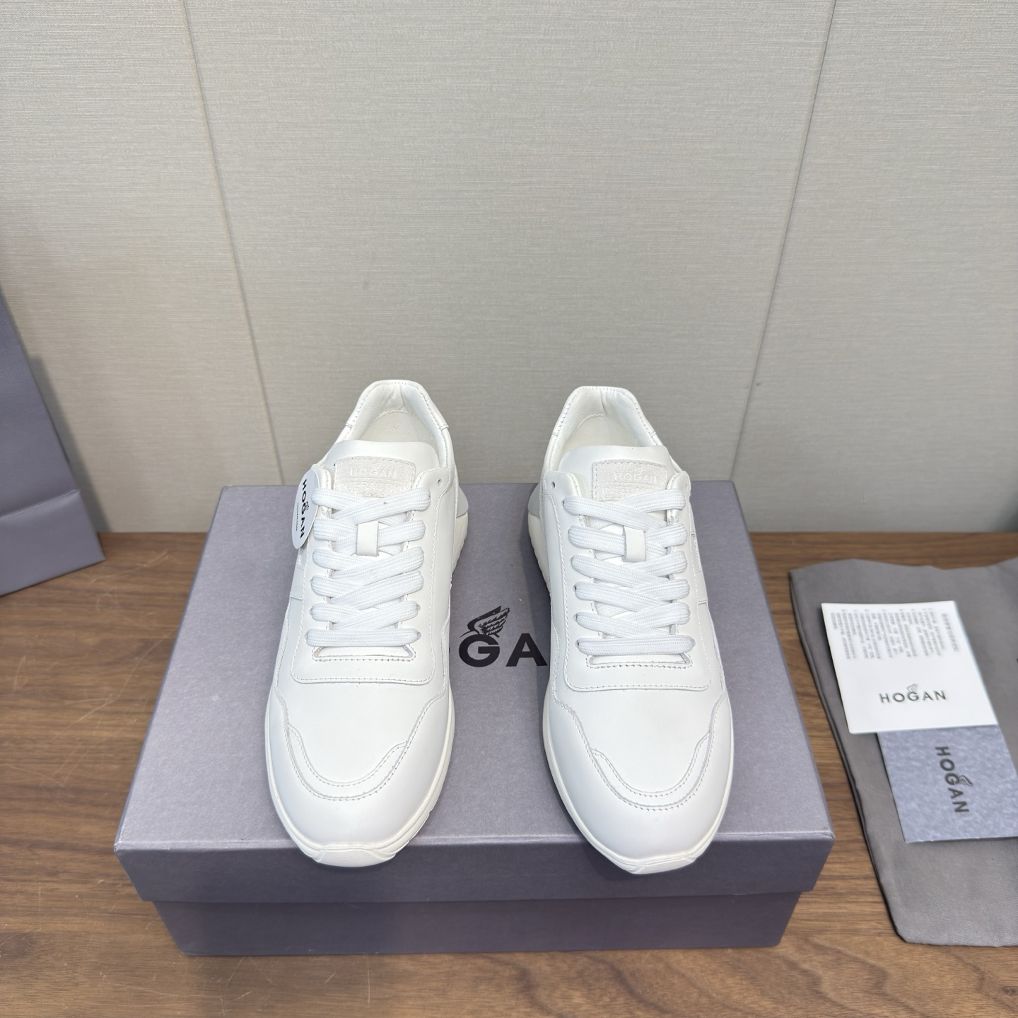 NO:648875,Hogan 2025 casual sports shoes, thick sole, high-end lace-up sneakers, high version, couple model. This model is endorsed by Wu Lei. The same style at the counter. Futuristic luxury model. New lnteractive cube series. Made from imported Italian flocked suede cowhide + breathable Mesh mesh + streamlined shoe body + super H letter design on the side. Textured lightweight sole. Memory foam insole. Increased anti-slip and wear-resistant IP classic outsole. Super comfortable on the foot.  A must-have style for trendy men. Bottom thickness 4.5cm. Size: 35-44, 45.46 customized, casual shoes/sports shoes, hogan, sneakers, cowhide19860909Hogan霍根2025 休闲运动鞋 厚底 高端系带板鞋 高版本 情侣款 这款由吴磊倾情代言 专柜同款 未来主义 奢潮款 全新lnteractive cube系列 进口意大利进口植绒牛反绒牛皮+透气Mesh网布打造+流线型鞋身+侧超H字母设计 纹理层次感轻质鞋底 记忆泡沫内底 增高防滑耐磨IP经典大底 上脚超舒适 潮男必备款 底厚4.5cm 码数:35-44,45.46订制,休闲鞋/运动鞋,hogan,sneakers,cowhide,Women's Shoes