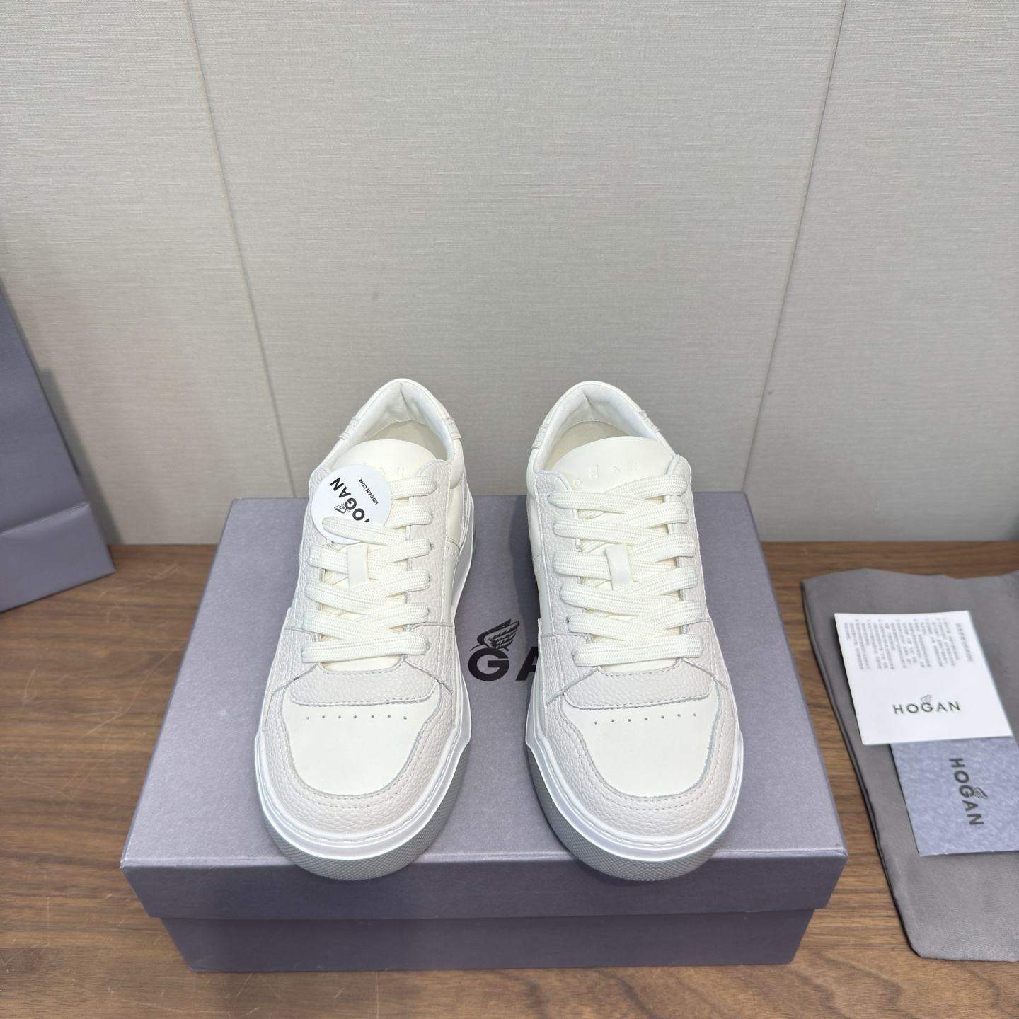 NO:648813,Hogan 2025 casual sports shoes, thick sole, high-end lace-up sneakers, high version, couple model. This model is endorsed by Wu Lei. The same style at the counter. Futuristic luxury model. New lnteractive cube series. Made from imported Italian flocked suede cowhide + breathable Mesh mesh + streamlined shoe body + super H letter design on the side. Textured lightweight sole. Memory foam insole. Increased anti-slip and wear-resistant IP classic outsole. Super comfortable on the foot.  A must-have for trendy men. Bottom thickness 6.5cm. Size: 35-44, 45. Customized, casual shoes/sports shoes, hogan, sneakers, cowhide19860909Hogan霍根2025 休闲运动鞋 厚底 高端系带板鞋 高版本 情侣款 这款由吴磊倾情代言 专柜同款 未来主义 奢潮款 全新lnteractive cube系列 进口意大利进口植绒牛反绒牛皮+透气Mesh网布打造+流线型鞋身+侧超H字母设计 纹理层次感轻质鞋底 记忆泡沫内底 增高防滑耐磨IP经典大底 上脚超舒适 潮男必备款 底厚6.5cm 码数:35-44,45.订制,休闲鞋/运动鞋,hogan,sneakers,cowhide,Women's Shoes