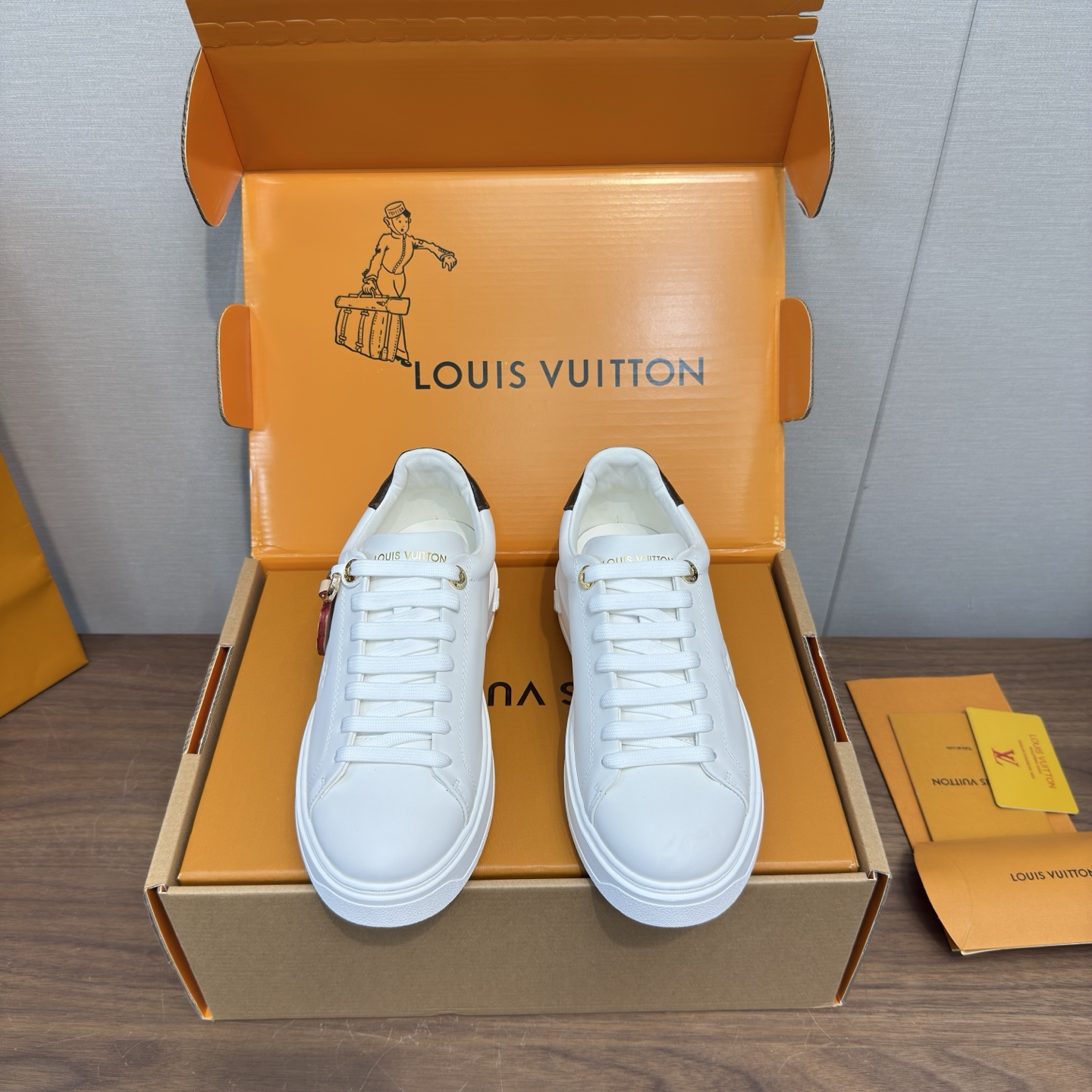 NO:653603,LV Donkey Brand 25 New Colors Time Out Series Embossed Embossed Pendant Casual White Shoes Sneakers High Edition Original Purchased Developed Made This Time Out sneaker is spliced with cow leather and Monogram denim, echoing the current season's leather goods series. The denim luggage tag is fixed on the upper through a leather strap, highlighting Louis Vuitton's travel heritage. Dazzling inscribed eyelets and brand logo embossing on the tongue add exquisite details. Exquisite packaging at the delivery counter  Fabric: original imported first-layer cowhide, original customized soft sheepskin lining, original open-molded TPU anti-slip outsole, sole thickness 4CM19860909LV驴牌 25新色 Time Out 系列 压花 浮雕 吊坠 休闲 小白鞋 运动鞋 高版本 原版购入开发 做货 本款 Time Out 运动鞋拼接牛皮革与 Monogram 丹宁布,与当季皮具系列遥相呼应.丹宁布行李牌通过皮革饰带固定于鞋面,彰显路易威登的旅行传承.耀目铭纹孔眼与鞋舌处品牌标识压纹增添考究细节 配送专柜精美包装 面料:原版进口头层牛皮 内里原版定制柔软羊皮 鞋底原版开模TPU防滑大底 底厚4CM Size:女款35-40（定制34.41.42）,休闲鞋/运动鞋,louis vuitton,louis vuitton,louis vuitton,sneakers,cowhide,sheepskin,Women's Shoes